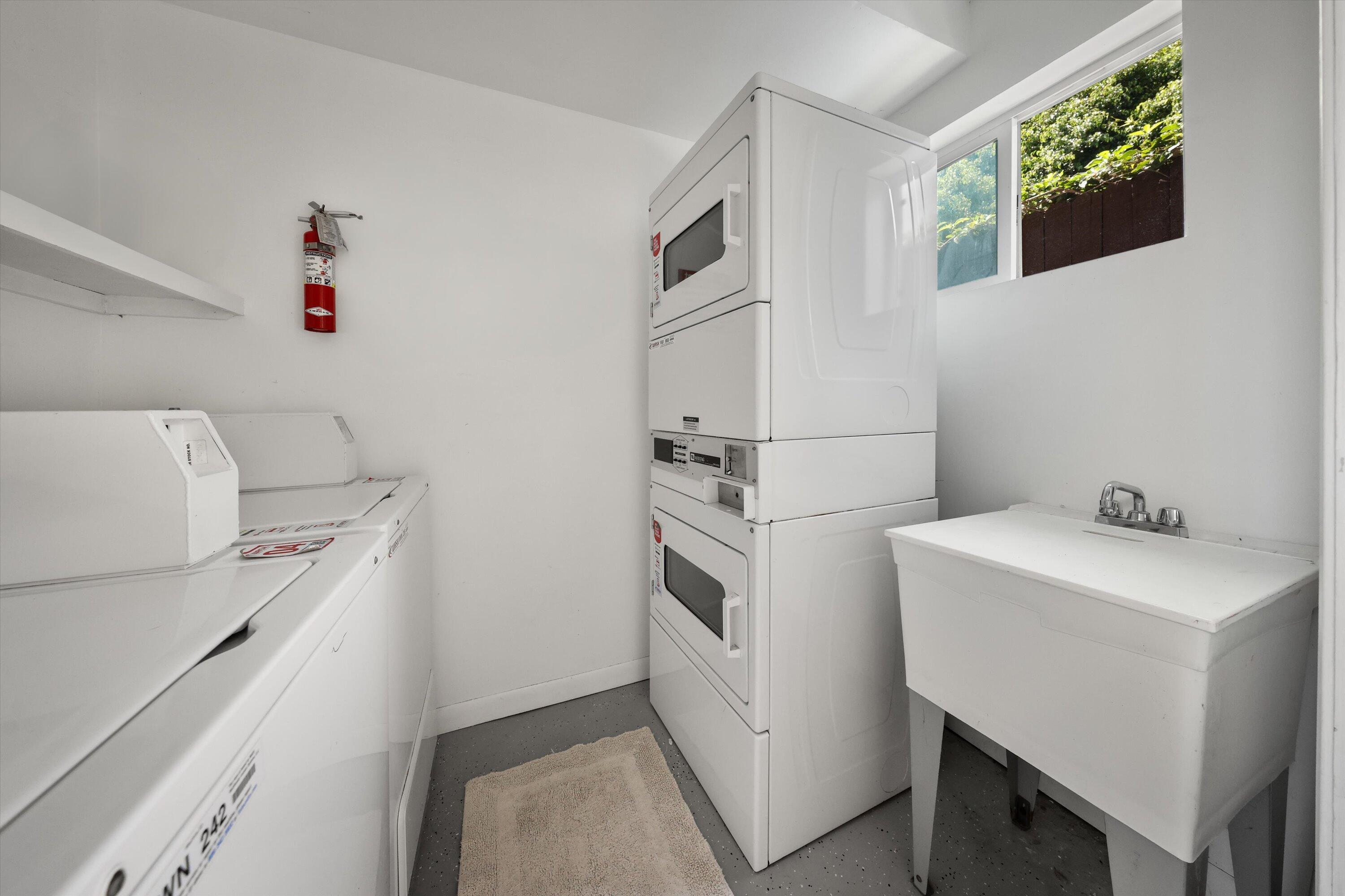 Santa Barbara, California 93109, United States, 2 Bedrooms Bedrooms, ,2 BathroomsBathrooms,Residential,Pending,198716