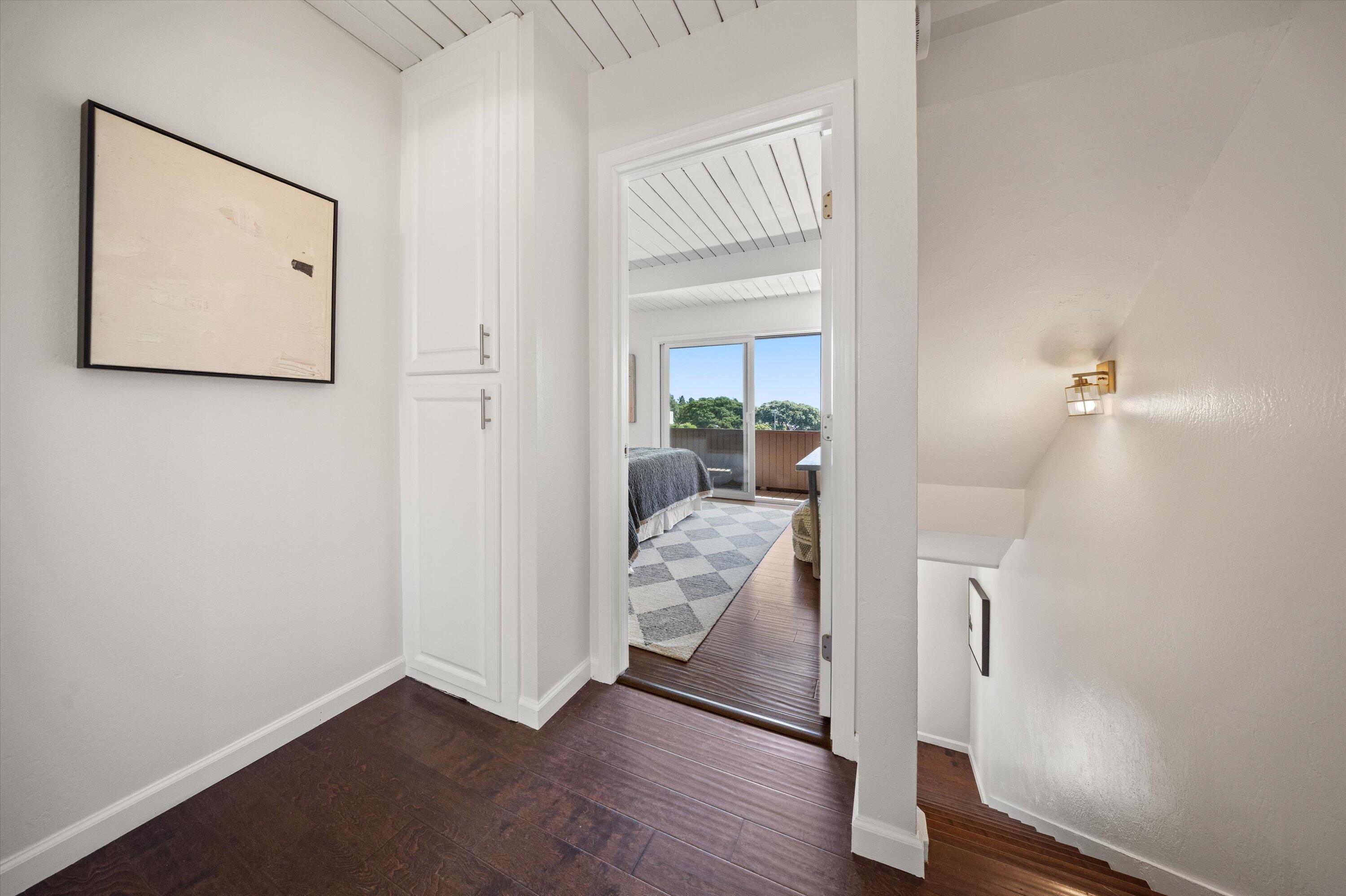 Santa Barbara, California 93109, United States, 2 Bedrooms Bedrooms, ,2 BathroomsBathrooms,Residential,Pending,198716