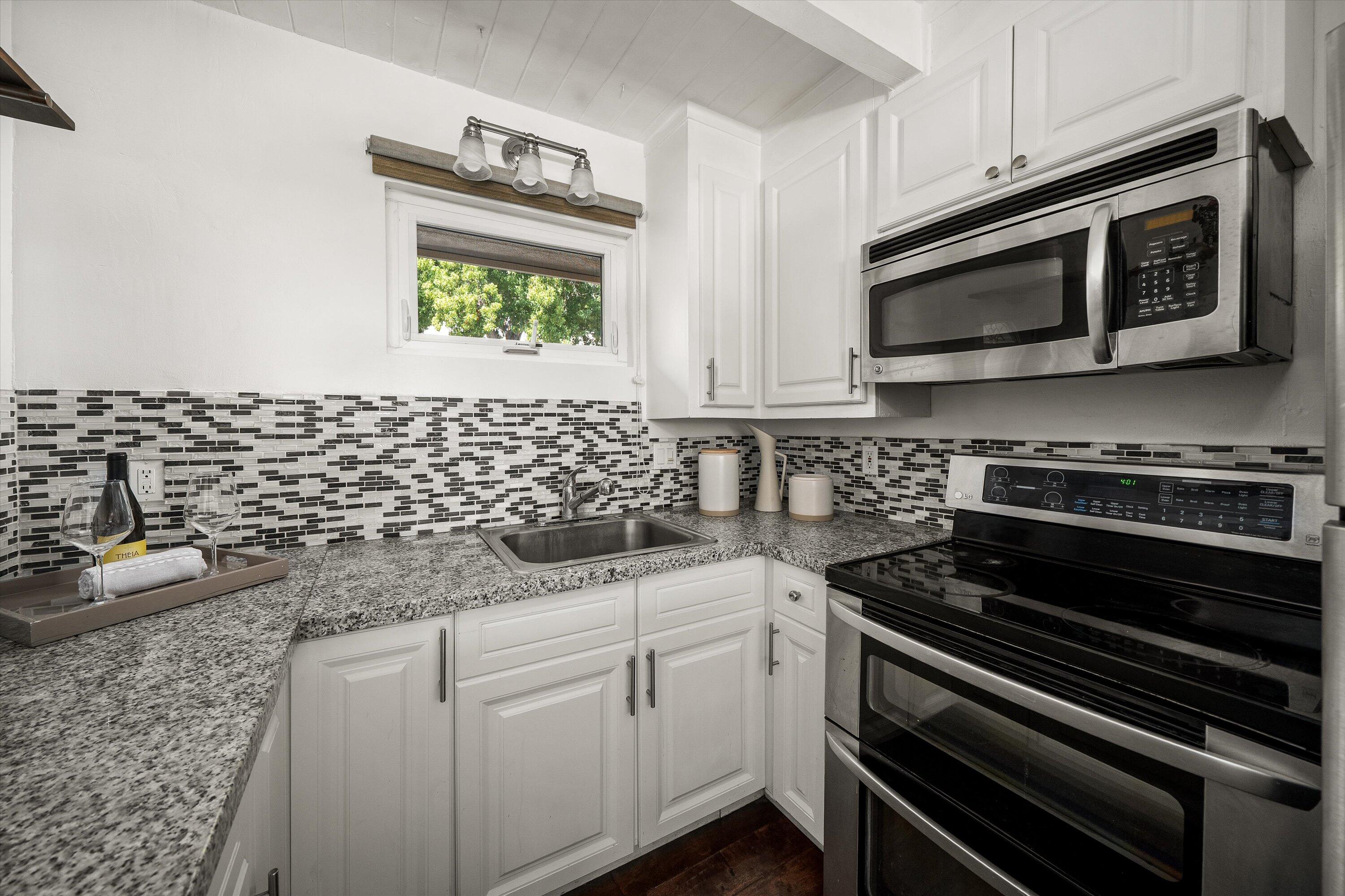 Santa Barbara, California 93109, United States, 2 Bedrooms Bedrooms, ,2 BathroomsBathrooms,Residential,Pending,198716