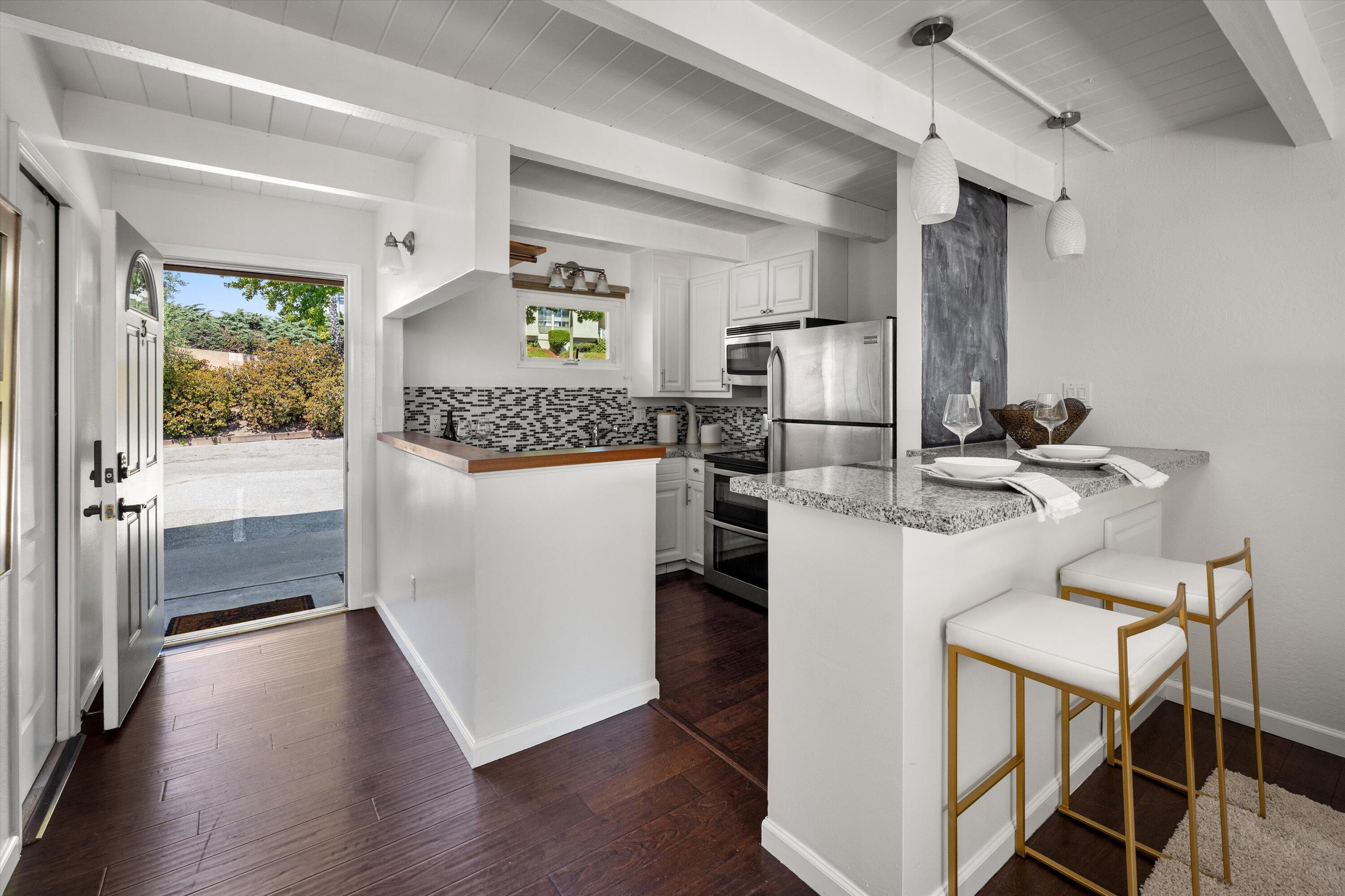 Santa Barbara, California 93109, United States, 2 Bedrooms Bedrooms, ,2 BathroomsBathrooms,Residential,Pending,198716