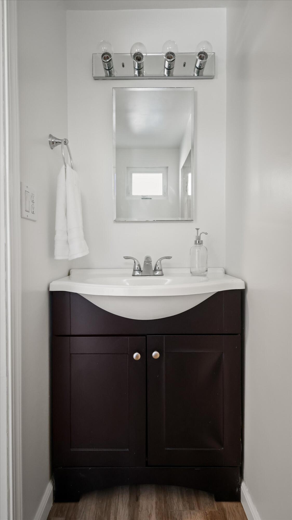 Santa Barbara, California 93109, United States, 2 Bedrooms Bedrooms, ,2 BathroomsBathrooms,Residential,Pending,198716