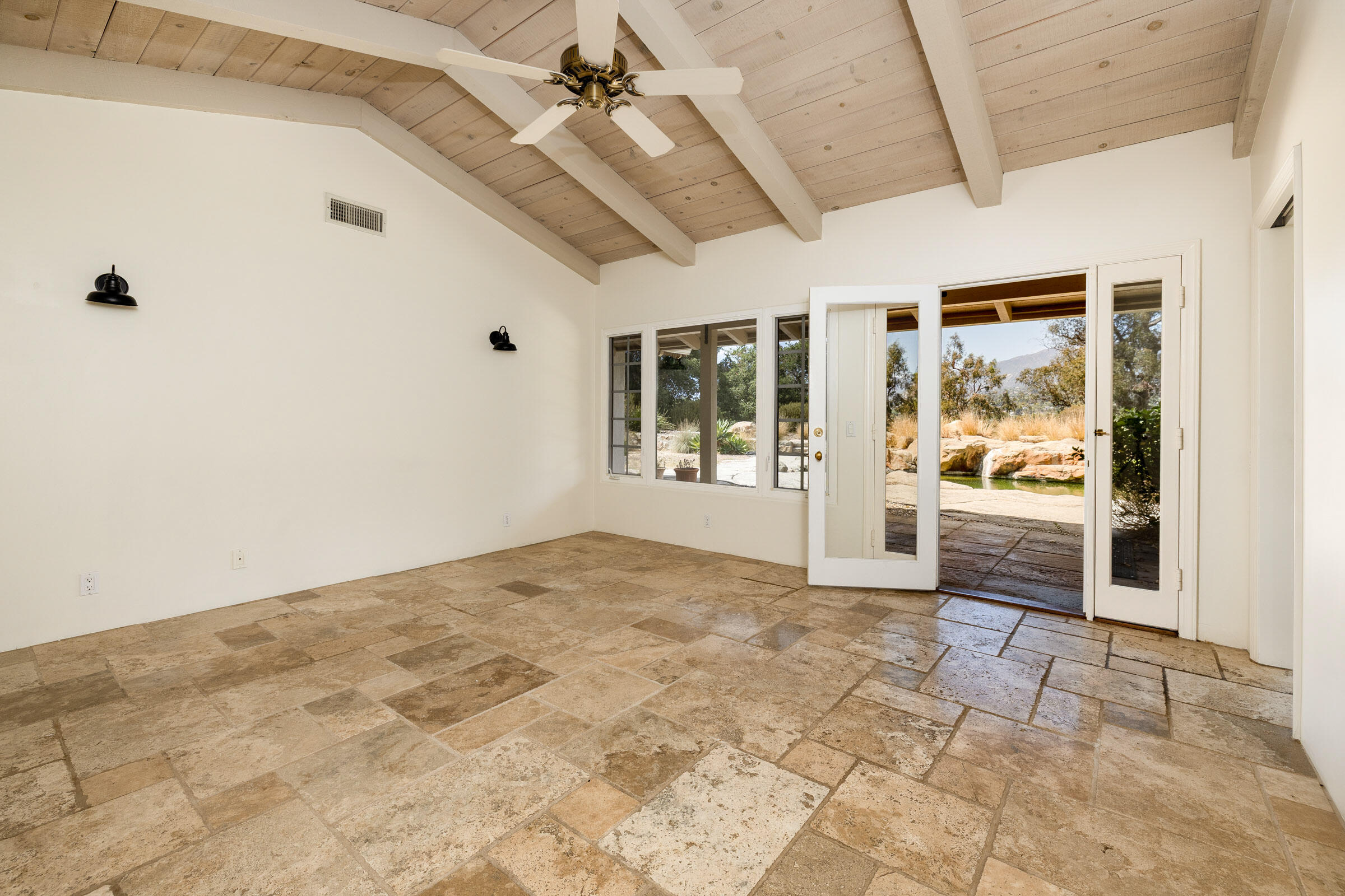 Santa Barbara, California 93105, United States, 4 Bedrooms Bedrooms, ,2 BathroomsBathrooms,Residential,Pending,199794