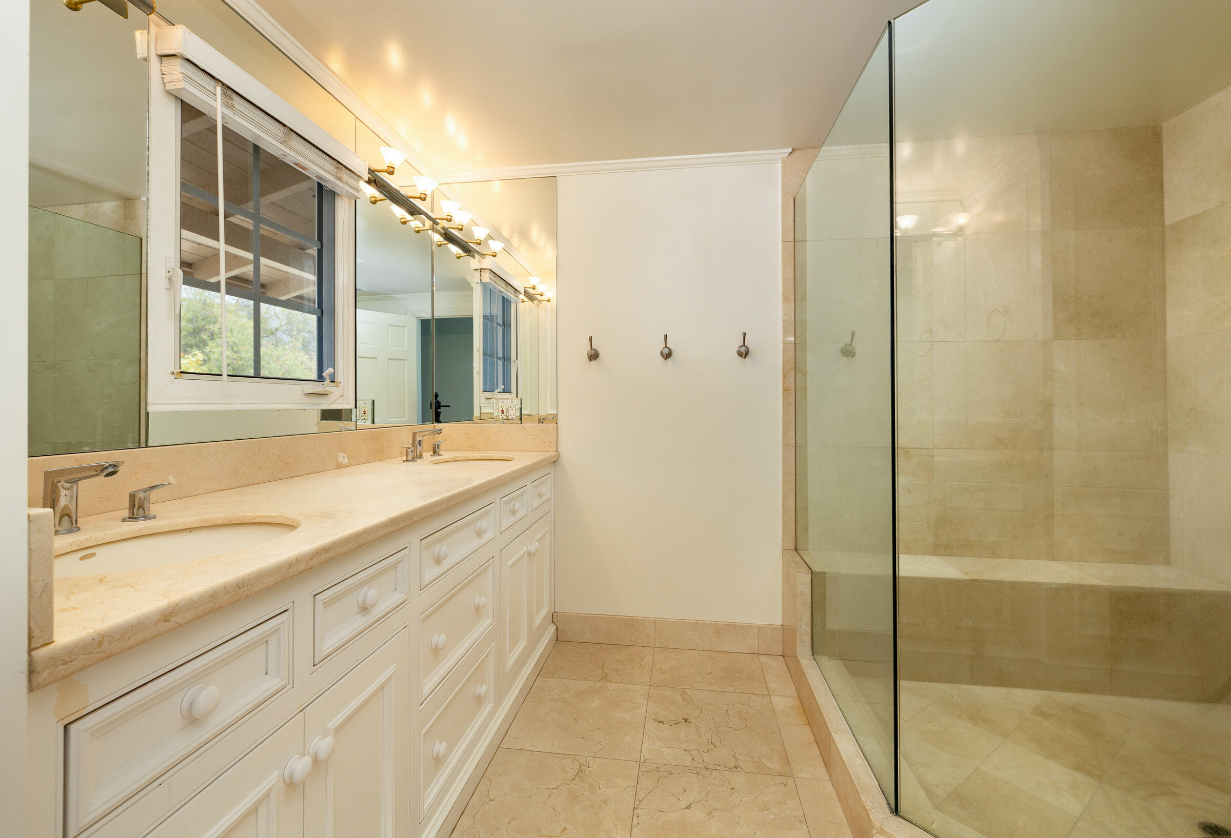 Santa Barbara, California 93105, United States, 4 Bedrooms Bedrooms, ,2 BathroomsBathrooms,Residential,Pending,199794