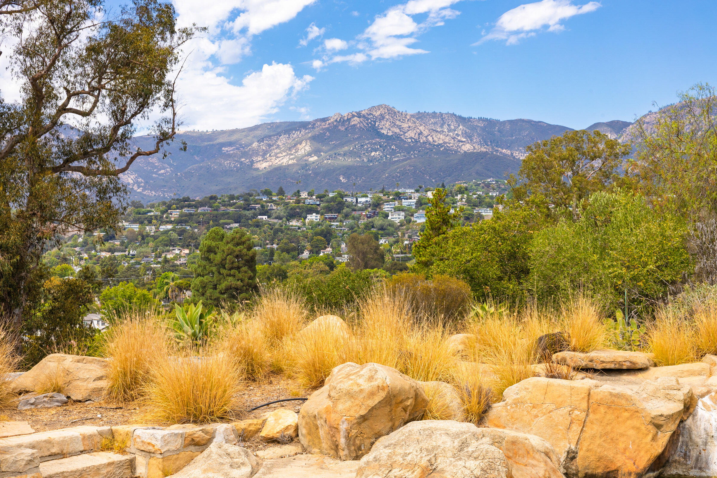 Santa Barbara, California 93105, United States, 4 Bedrooms Bedrooms, ,2 BathroomsBathrooms,Residential,Pending,199794