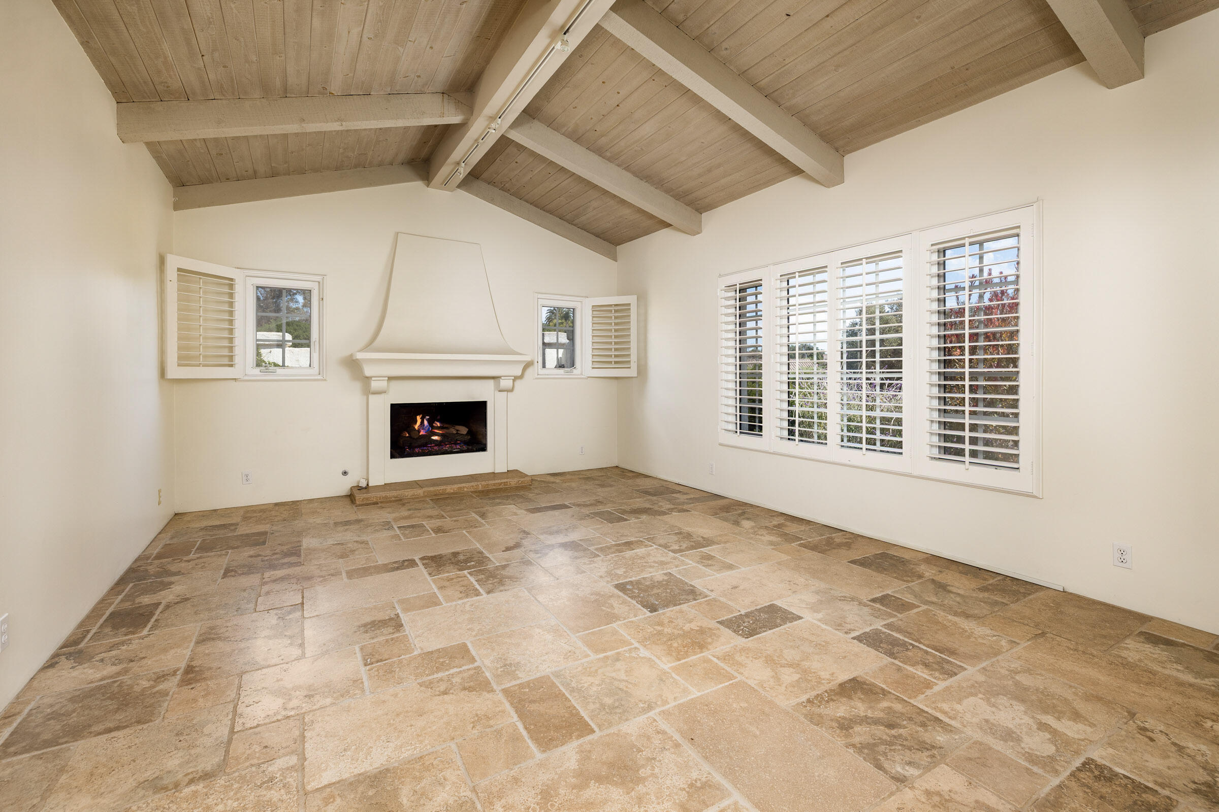 Santa Barbara, California 93105, United States, 4 Bedrooms Bedrooms, ,2 BathroomsBathrooms,Residential,Pending,199794