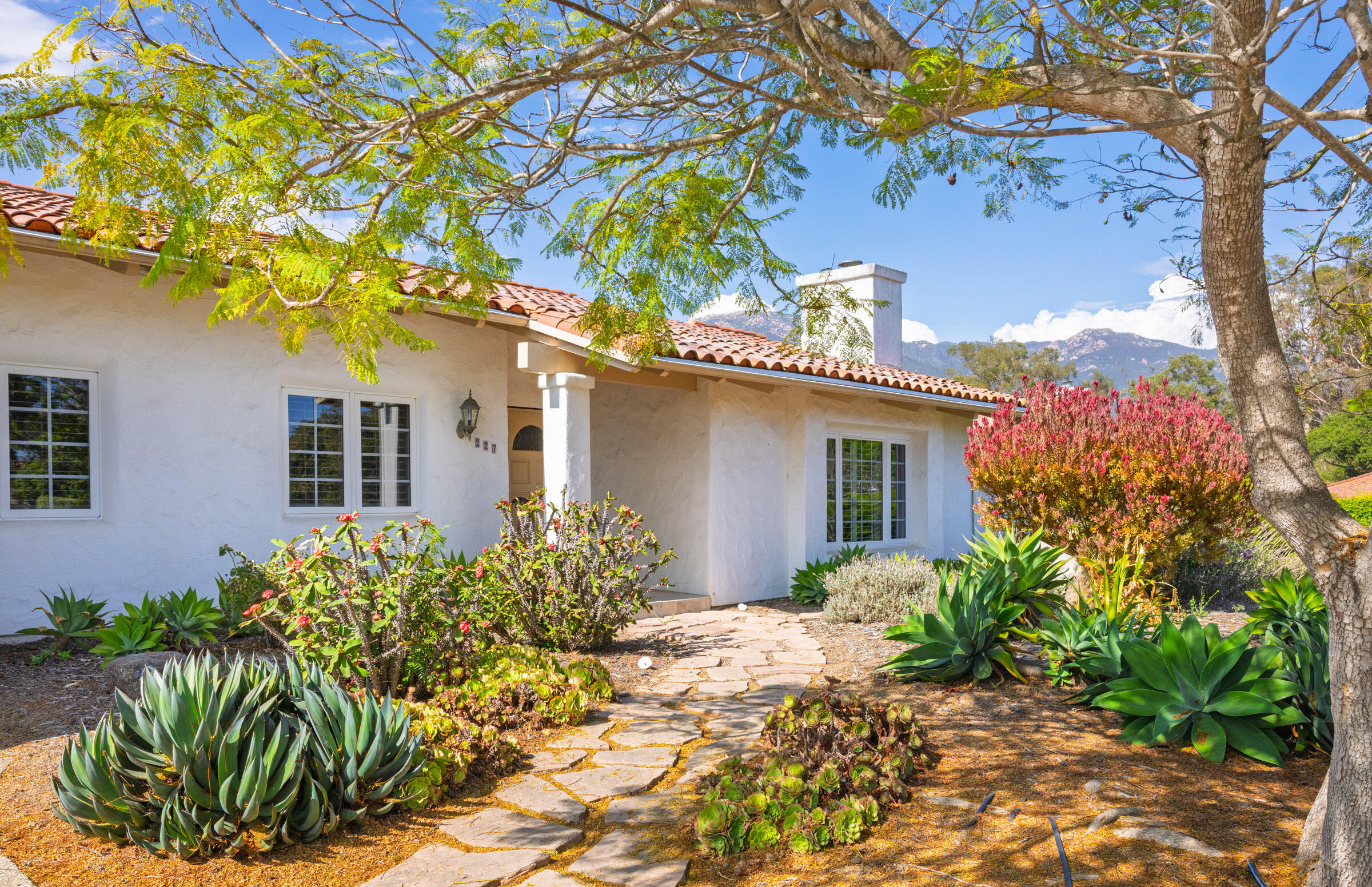 Santa Barbara, California 93105, United States, 4 Bedrooms Bedrooms, ,2 BathroomsBathrooms,Residential,Pending,199794