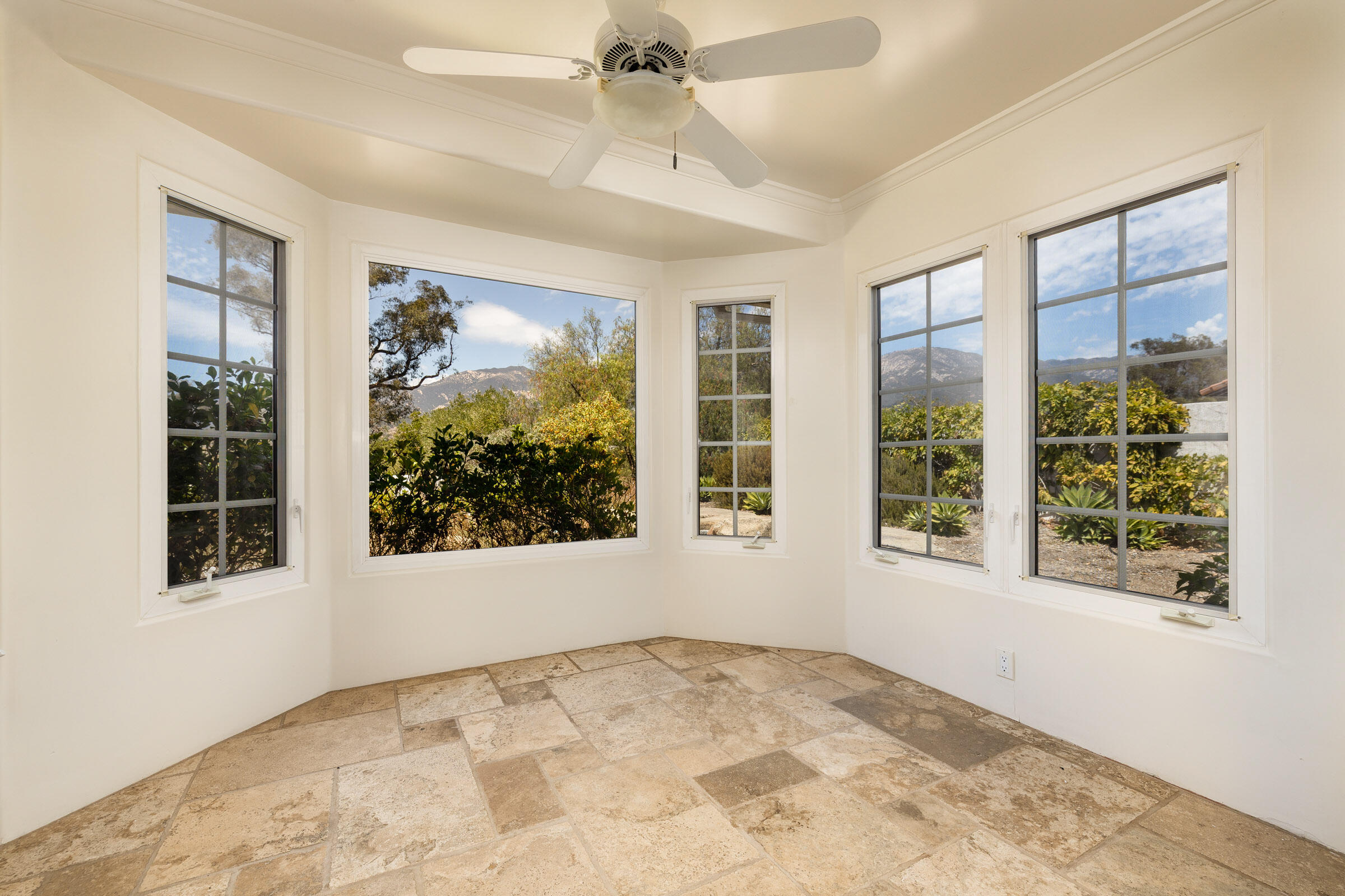 Santa Barbara, California 93105, United States, 4 Bedrooms Bedrooms, ,2 BathroomsBathrooms,Residential,Pending,199794