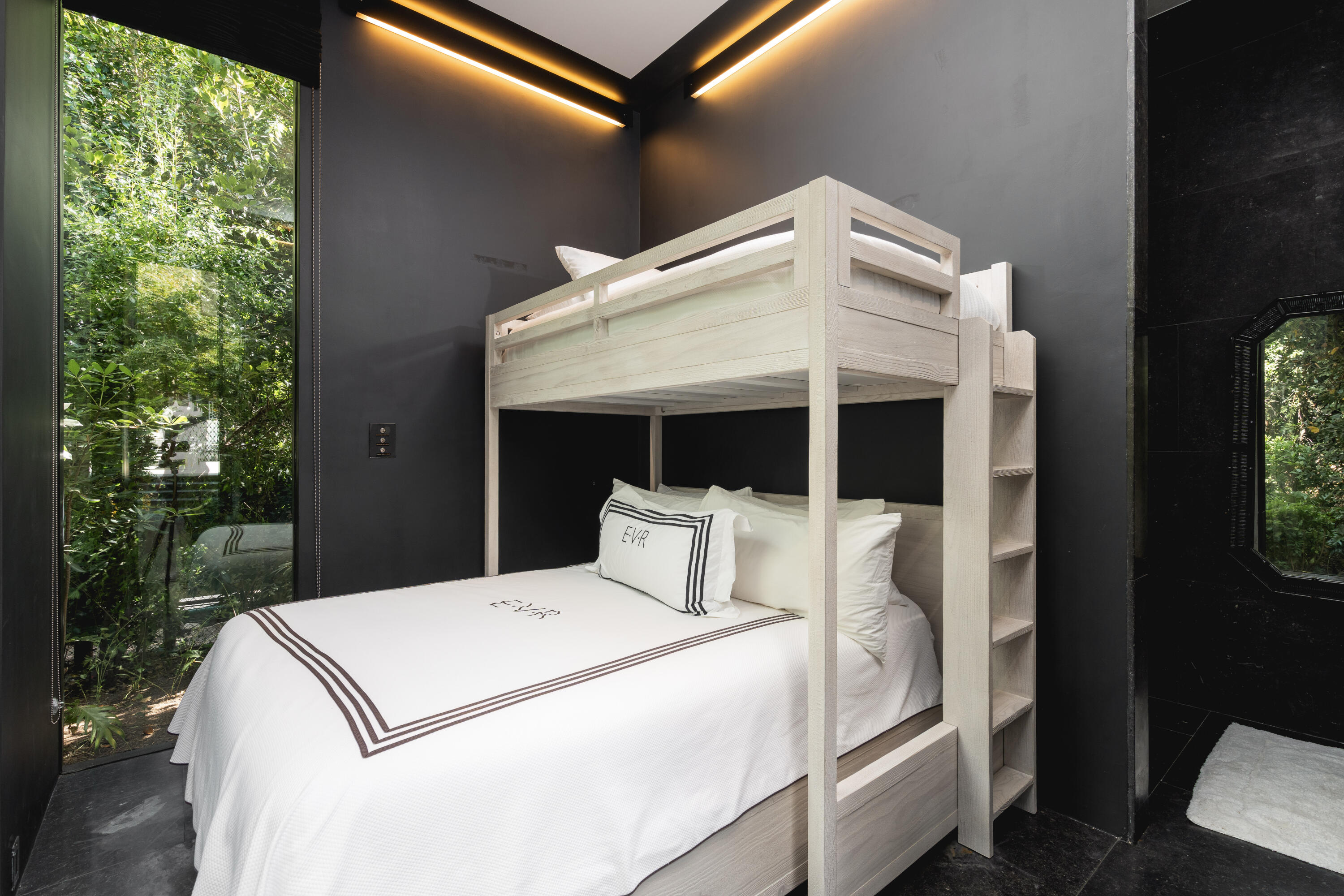 Montecito, California 93108, United States, 4 Bedrooms Bedrooms, ,6 BathroomsBathrooms,Residential,Active,199426