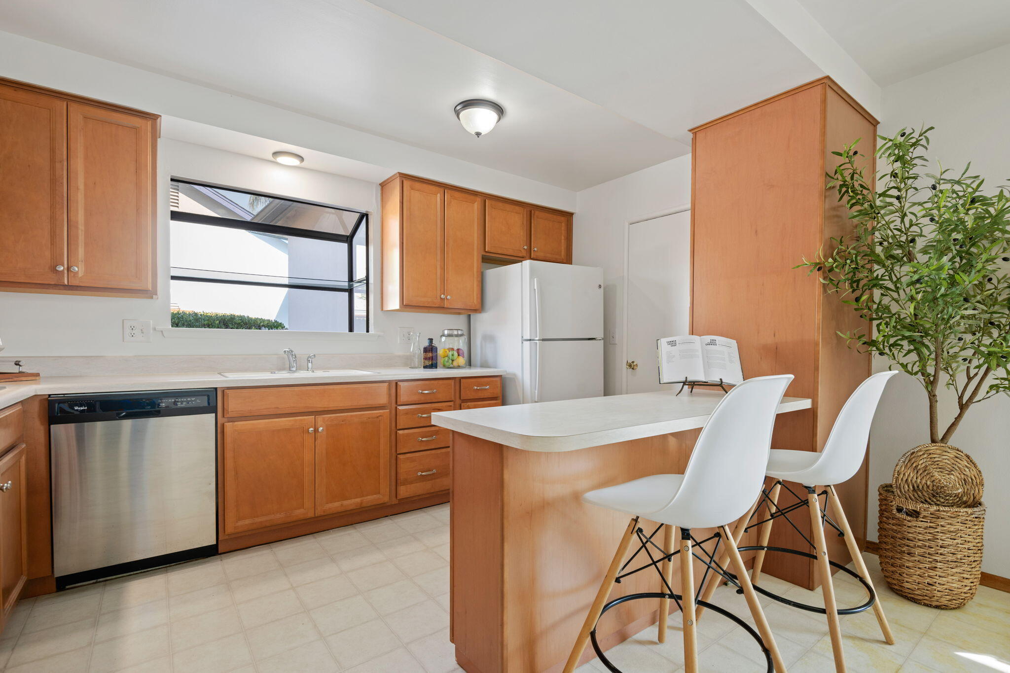 Goleta, California 93117, United States, 3 Bedrooms Bedrooms, ,2 BathroomsBathrooms,Residential,Pending,5584