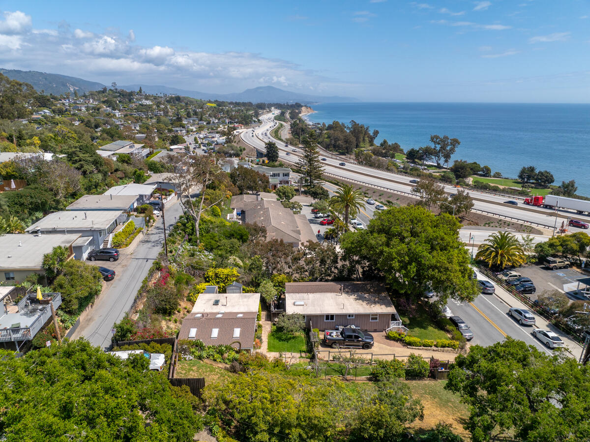 Summerland, California 93067, United States, 5 Bedrooms Bedrooms, ,2 BathroomsBathrooms,Residential,Active,177096