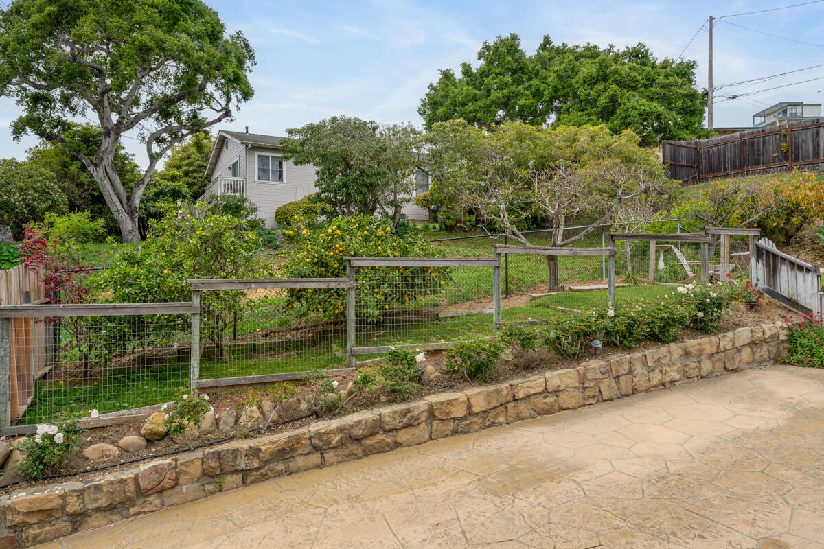 Summerland, California 93067, United States, 5 Bedrooms Bedrooms, ,2 BathroomsBathrooms,Residential,Active,177096