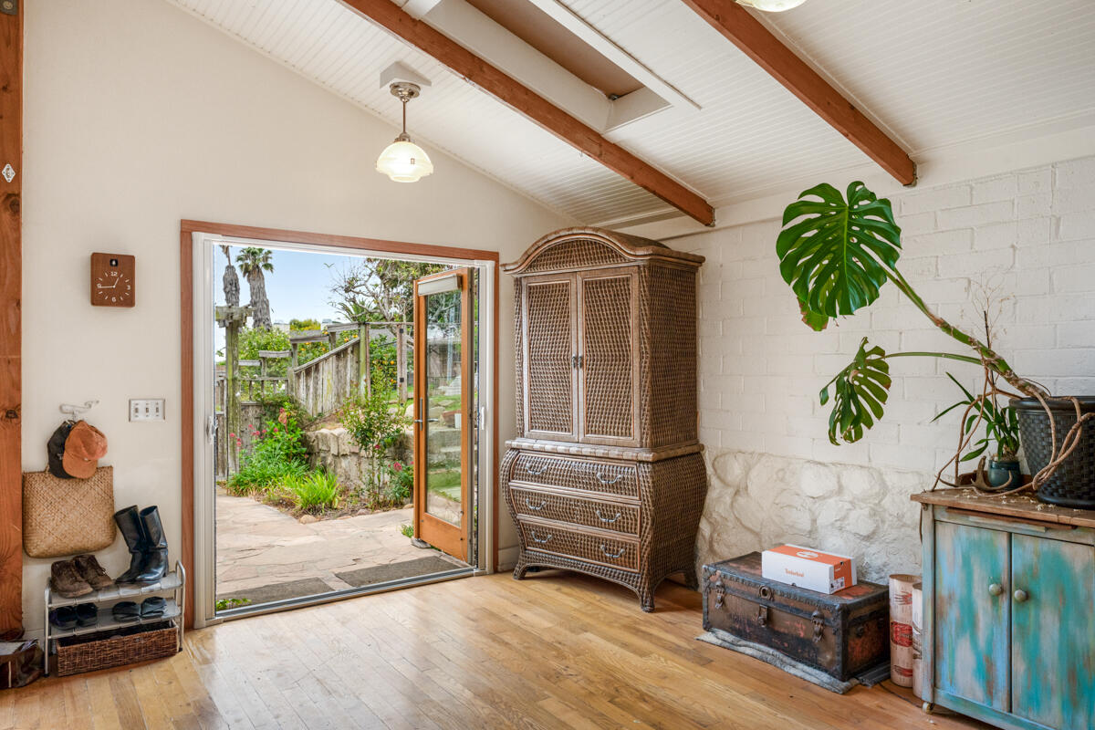 Summerland, California 93067, United States, 5 Bedrooms Bedrooms, ,2 BathroomsBathrooms,Residential,Active,177096