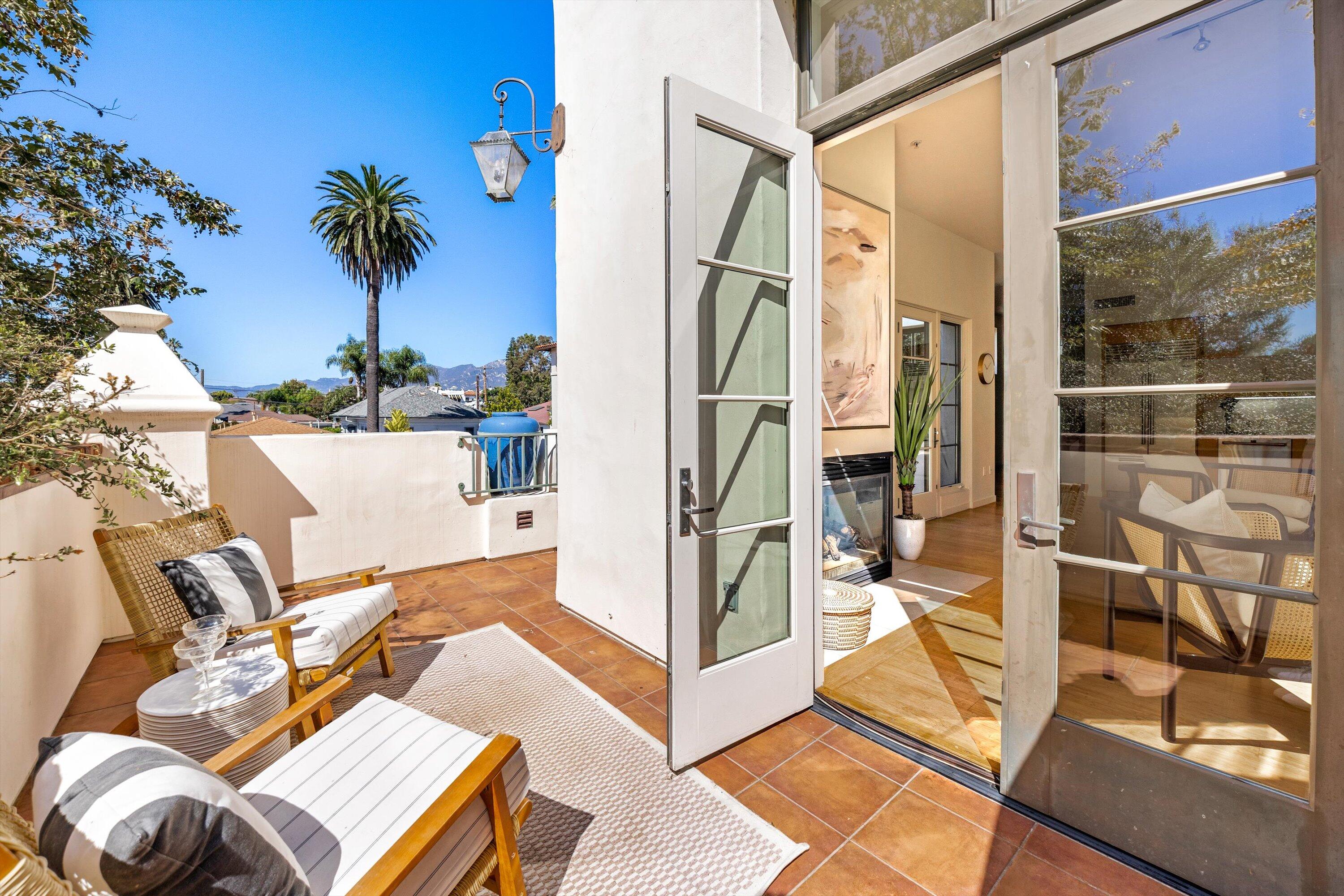 Santa Barbara, California 93101, United States, 1 Bedroom Bedrooms, ,2 BathroomsBathrooms,Residential,Active,227471