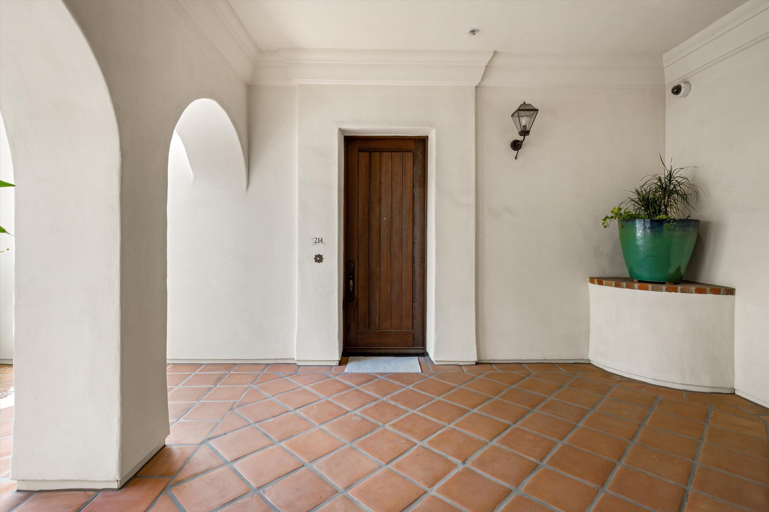 Santa Barbara, California 93101, United States, 1 Bedroom Bedrooms, ,2 BathroomsBathrooms,Residential,Active,227471