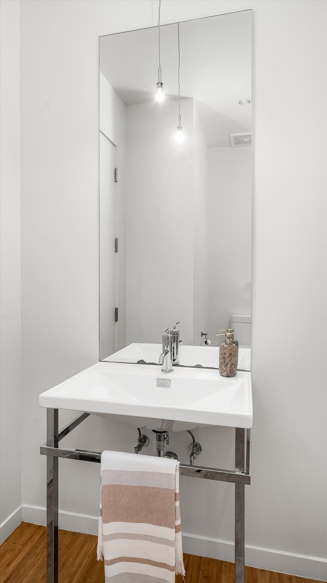 Santa Barbara, California 93101, United States, 1 Bedroom Bedrooms, ,2 BathroomsBathrooms,Residential,Active,227471