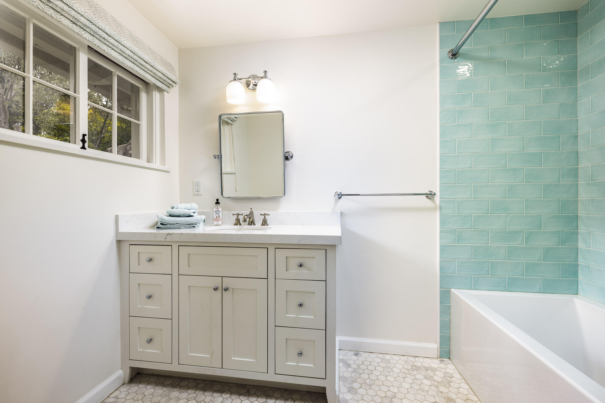 Montecito, California 93108, United States, 2 Bedrooms Bedrooms, ,2 BathroomsBathrooms,Residential,Active,96324