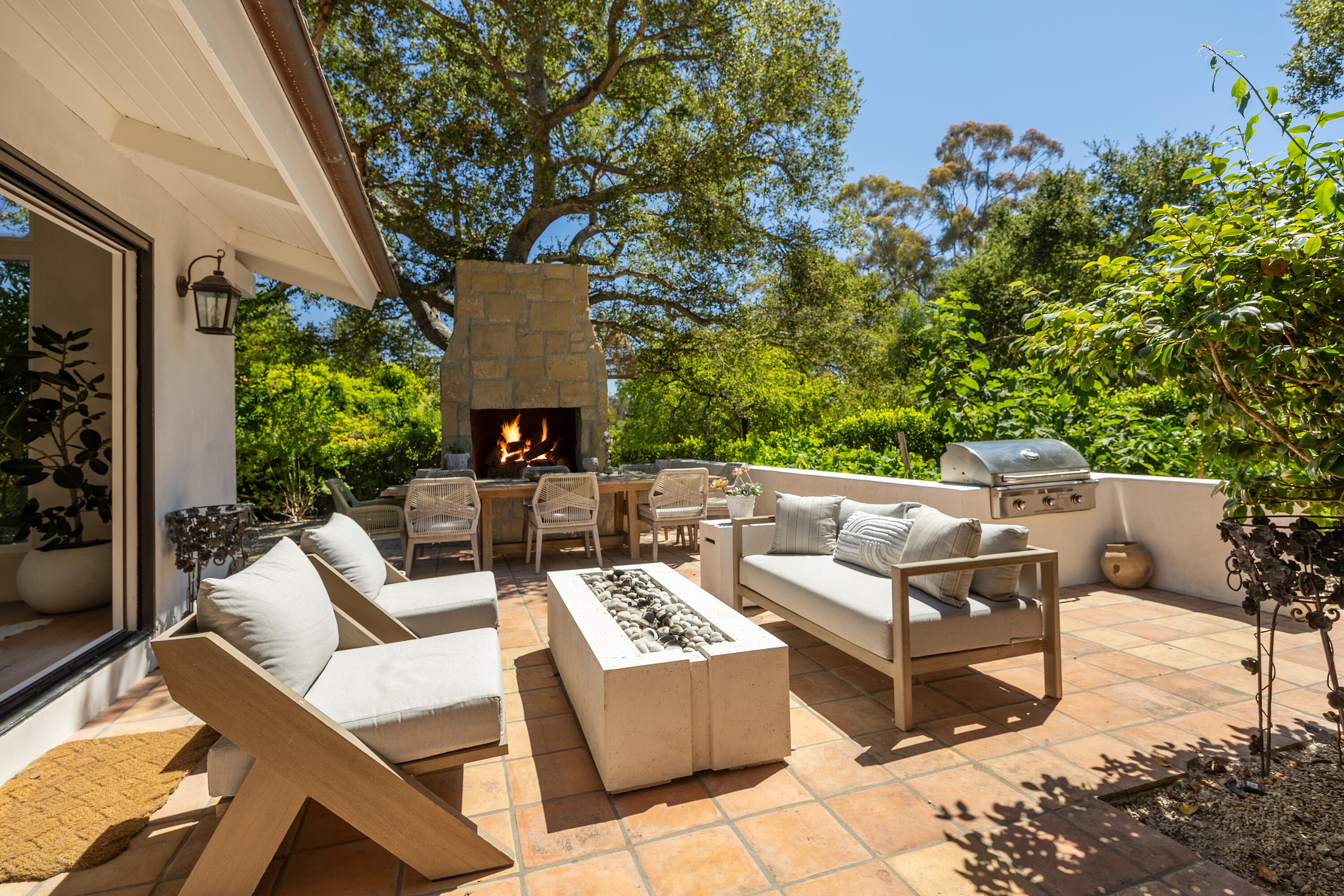 Santa Barbara, California 93108, United States, 3 Bedrooms Bedrooms, ,3 BathroomsBathrooms,Residential,Pending,46649