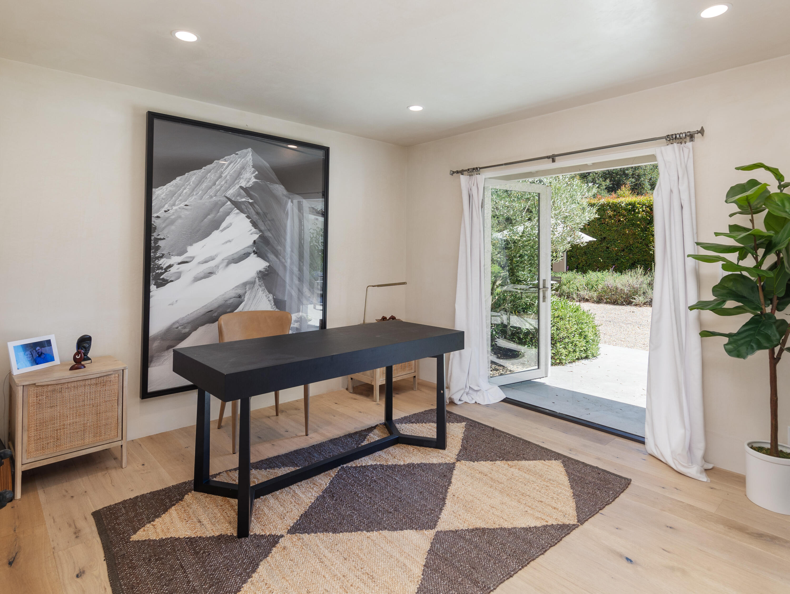 Santa Barbara, California 93108, United States, 3 Bedrooms Bedrooms, ,3 BathroomsBathrooms,Residential,Pending,46649