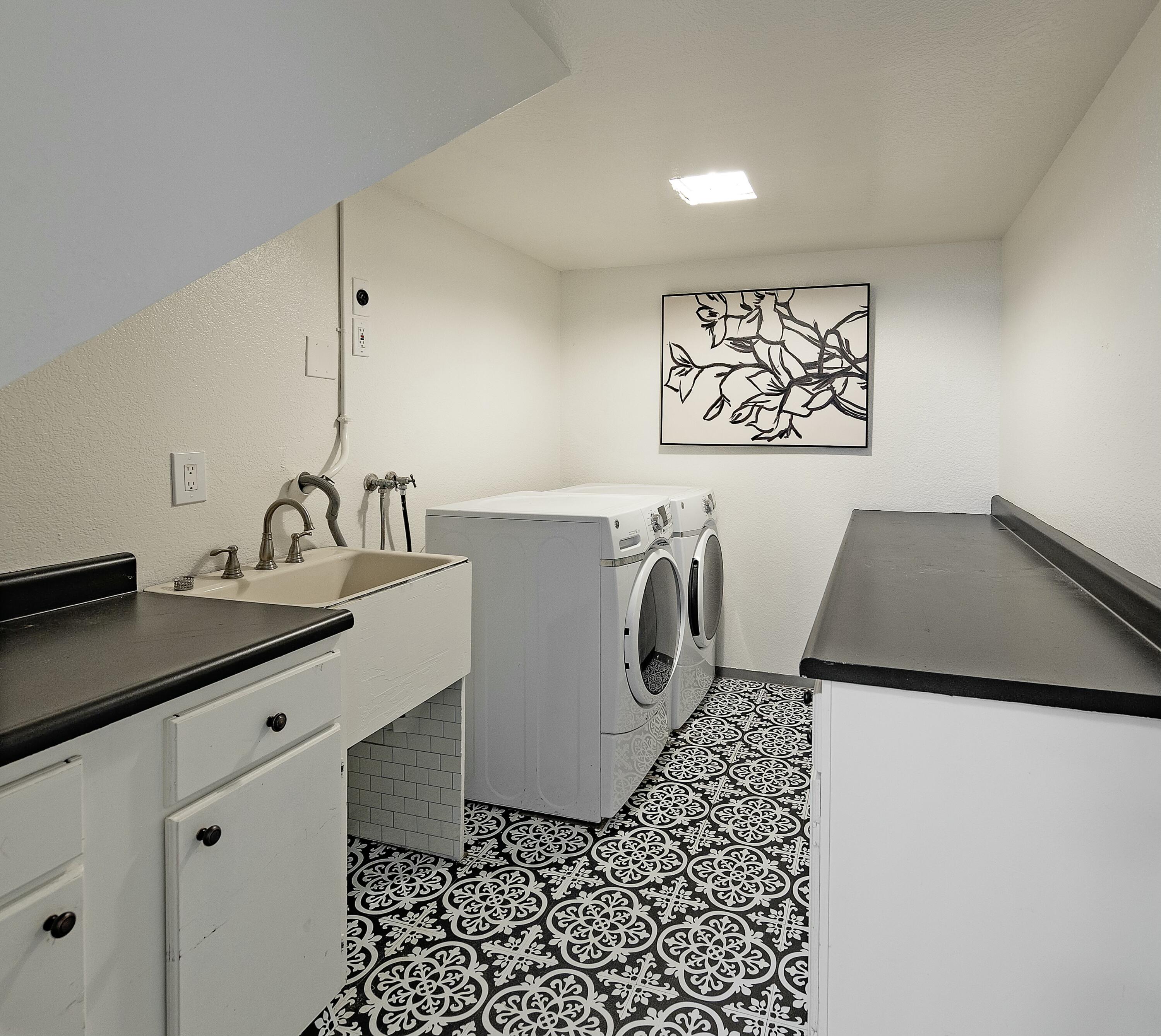 Santa Barbara, California 93105, United States, 4 Bedrooms Bedrooms, ,3 BathroomsBathrooms,Residential,Active,28633