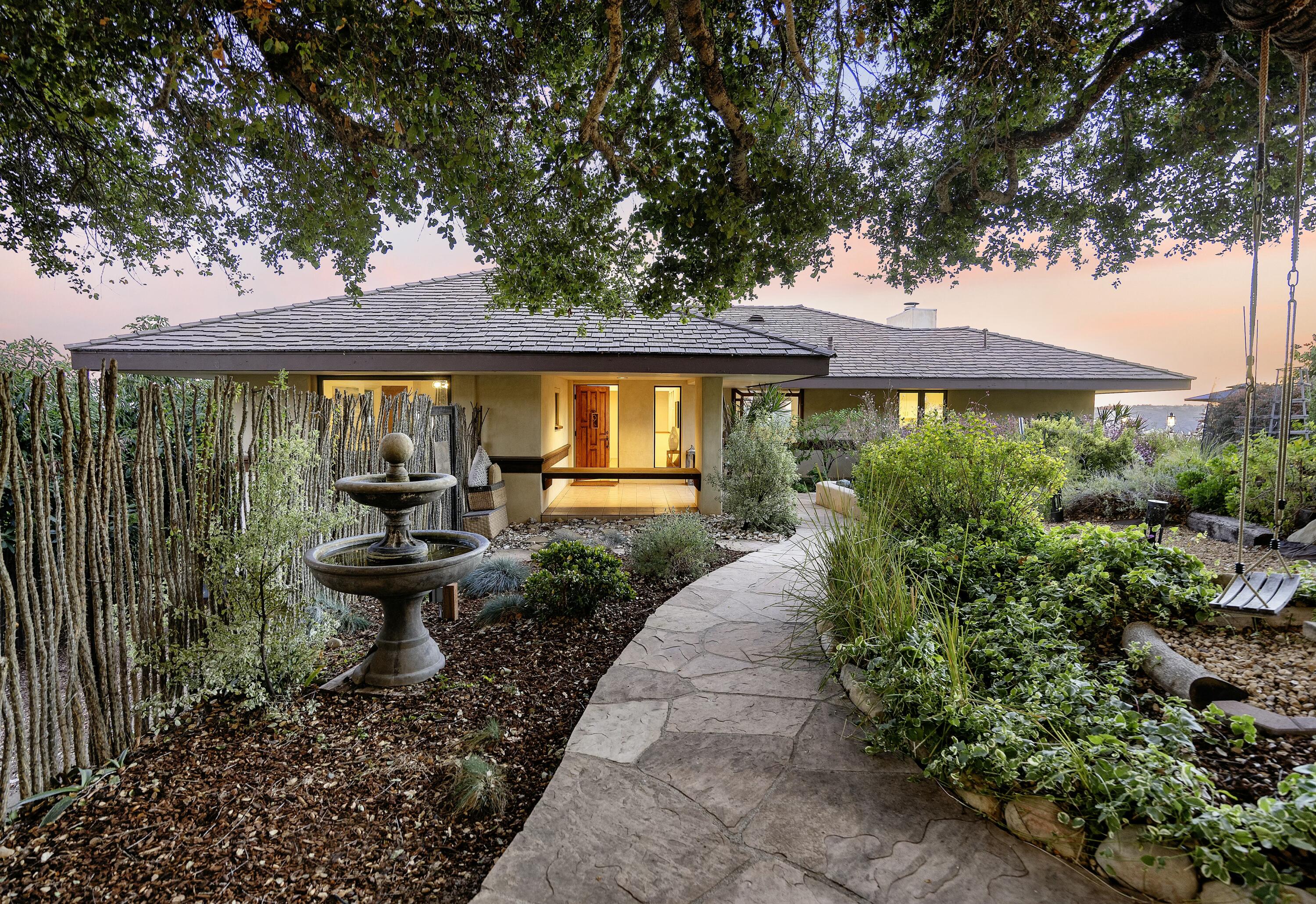 Santa Barbara, California 93105, United States, 4 Bedrooms Bedrooms, ,3 BathroomsBathrooms,Residential,Active,28633