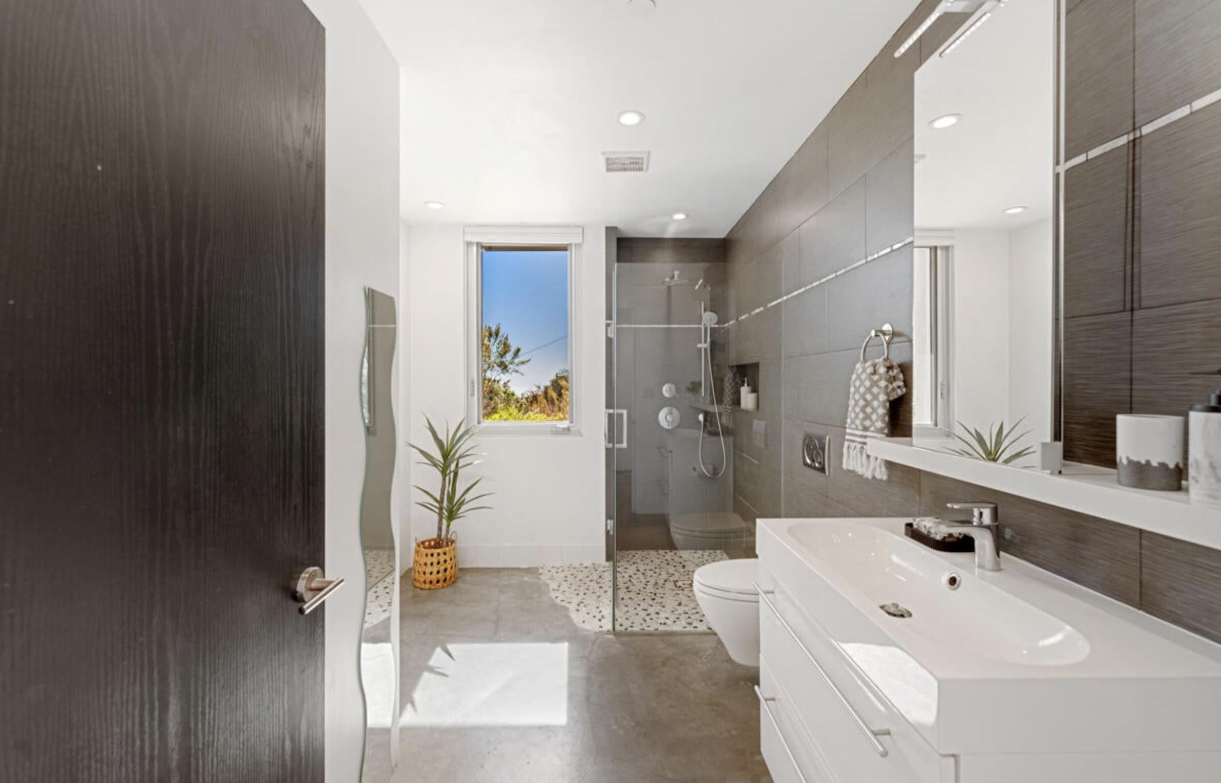 Santa Barbara, California 93103, United States, 3 Bedrooms Bedrooms, ,2 BathroomsBathrooms,Residential,Active,247927