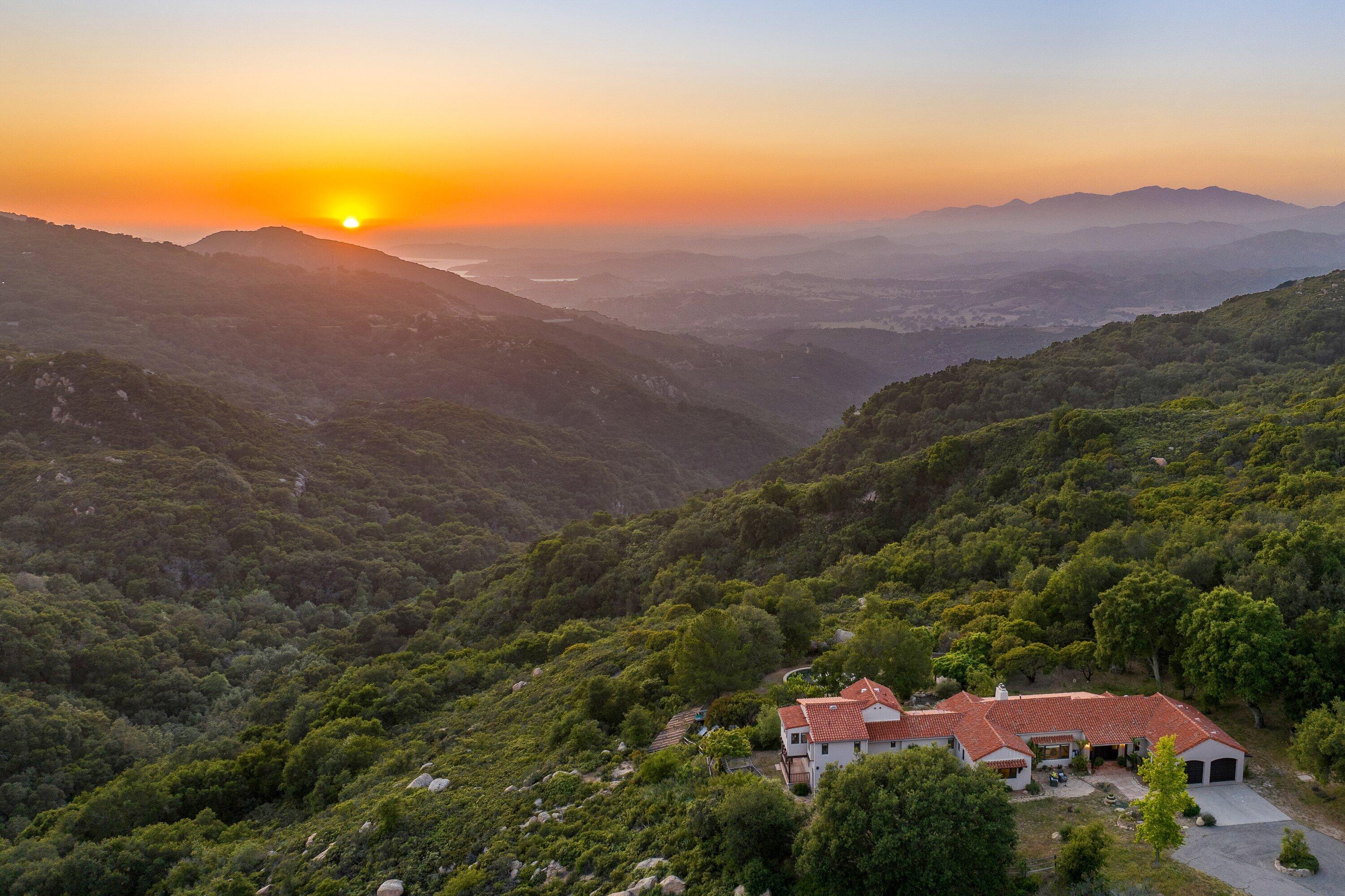 Santa Barbara, California 93105, United States, 5 Bedrooms Bedrooms, ,6 BathroomsBathrooms,Residential,Pending,56550