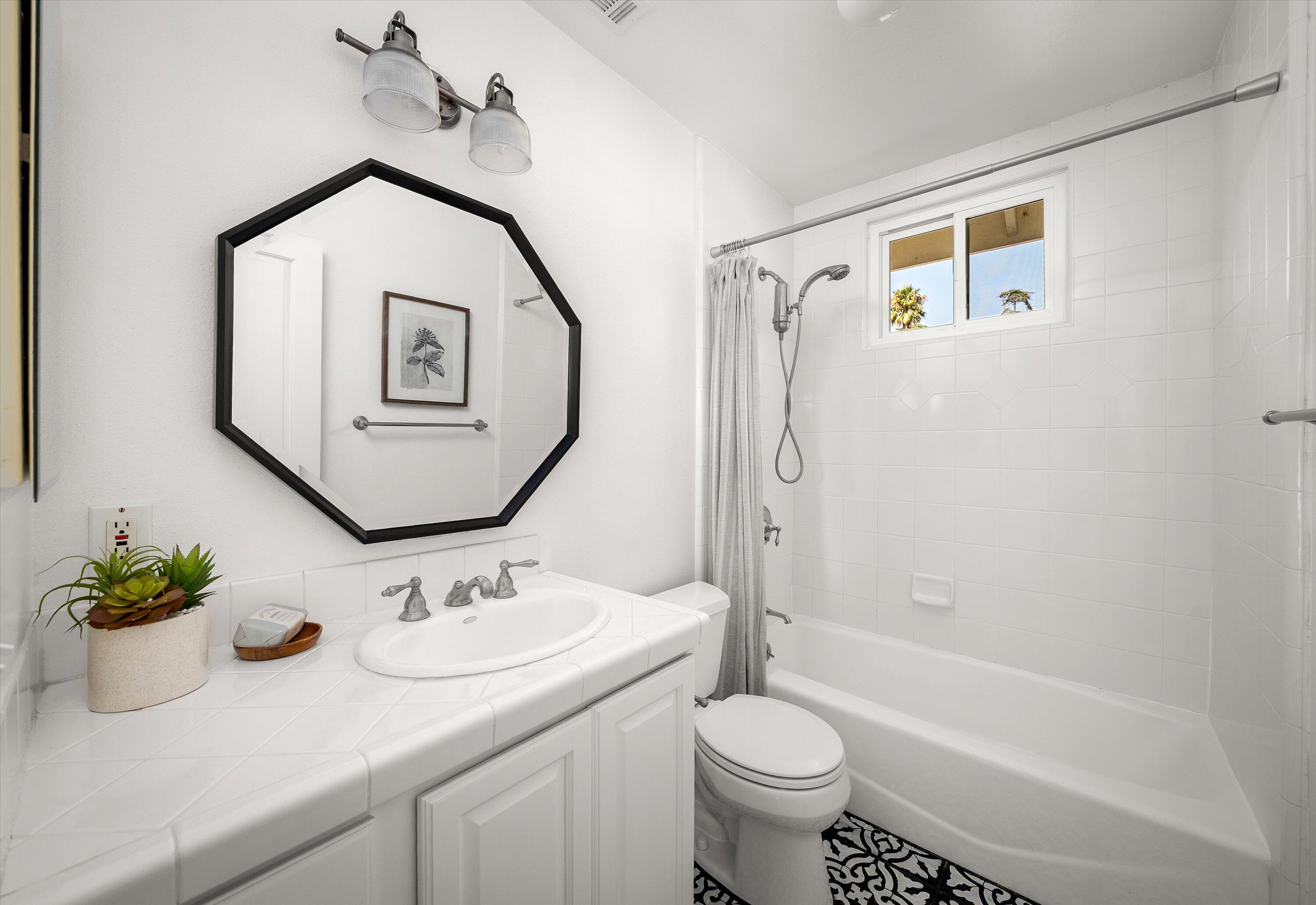 Santa Barbara, California 93101, United States, 3 Bedrooms Bedrooms, ,3 BathroomsBathrooms,Residential,Pending,201911