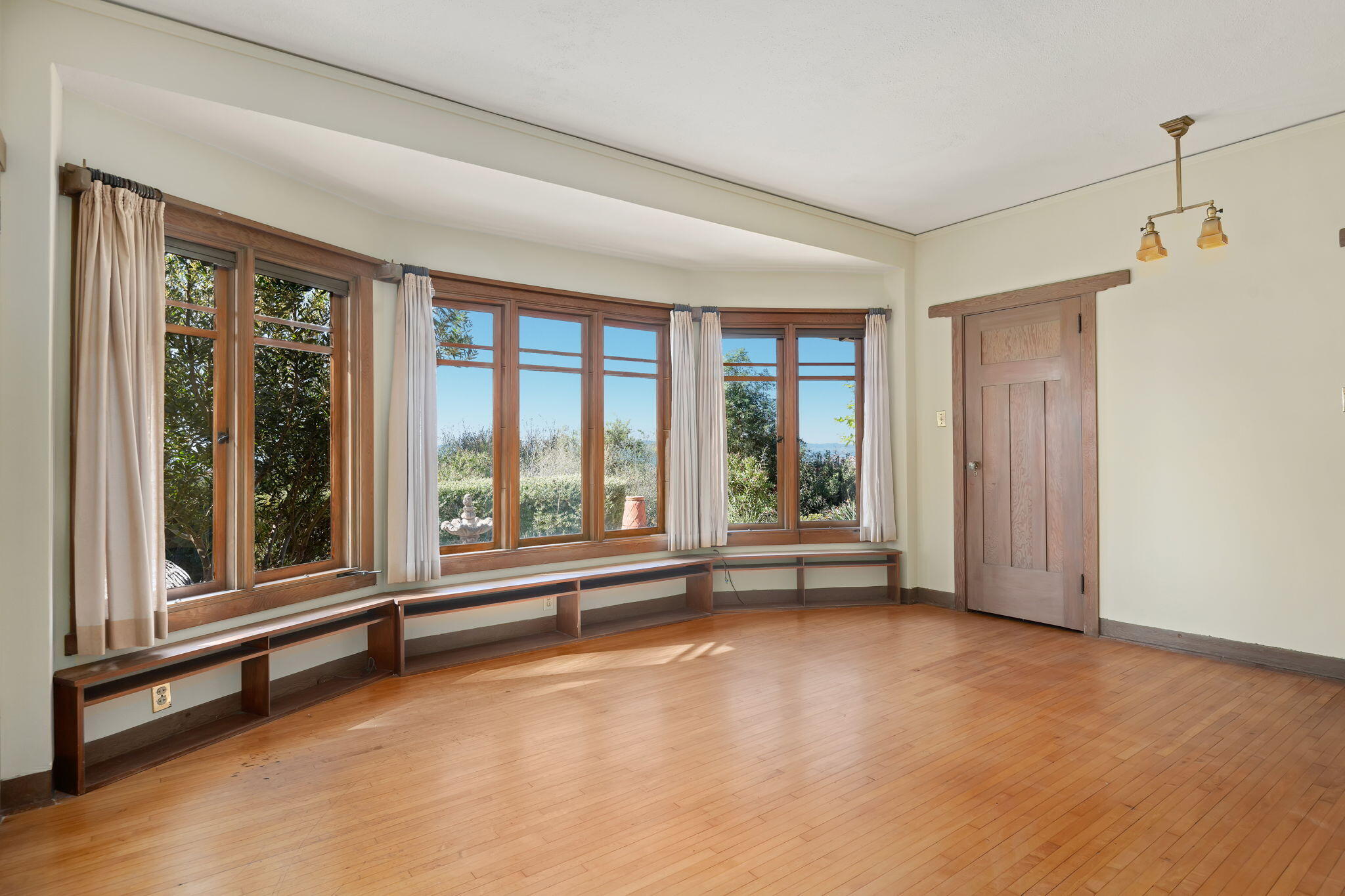 Ventura, California 93003, United States, 5 Bedrooms Bedrooms, ,5 BathroomsBathrooms,Residential,Active,107012