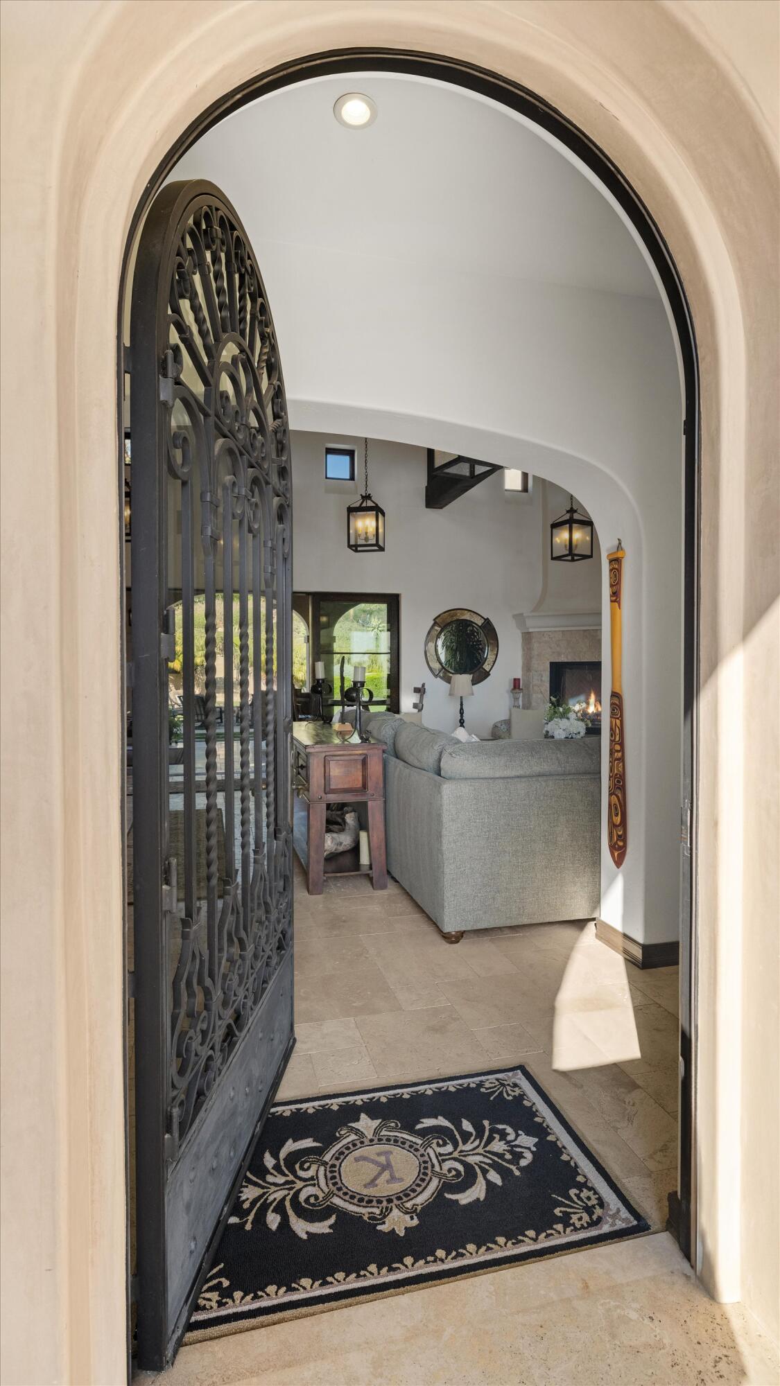 Santa Barbara, California 93105, United States, 4 Bedrooms Bedrooms, ,4 BathroomsBathrooms,Residential,Pending,21861