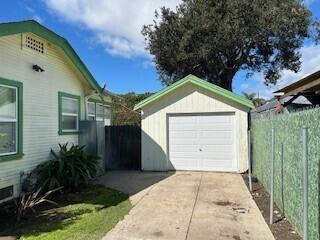 911 E Yanonali Street