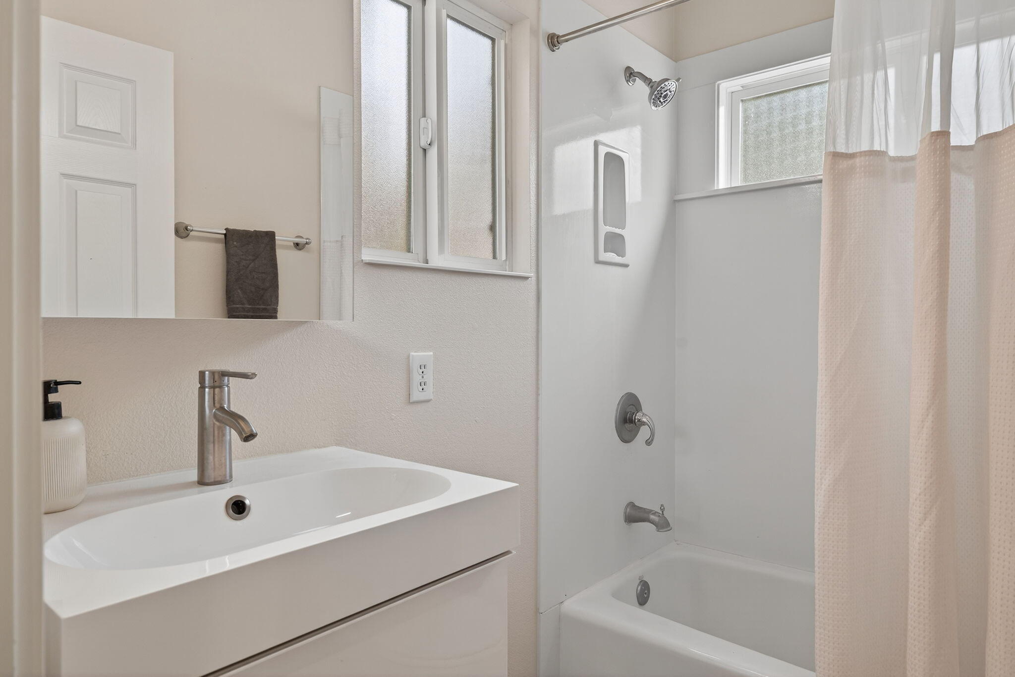 Ventura, California 93003, United States, ,Residential,Pending,186140