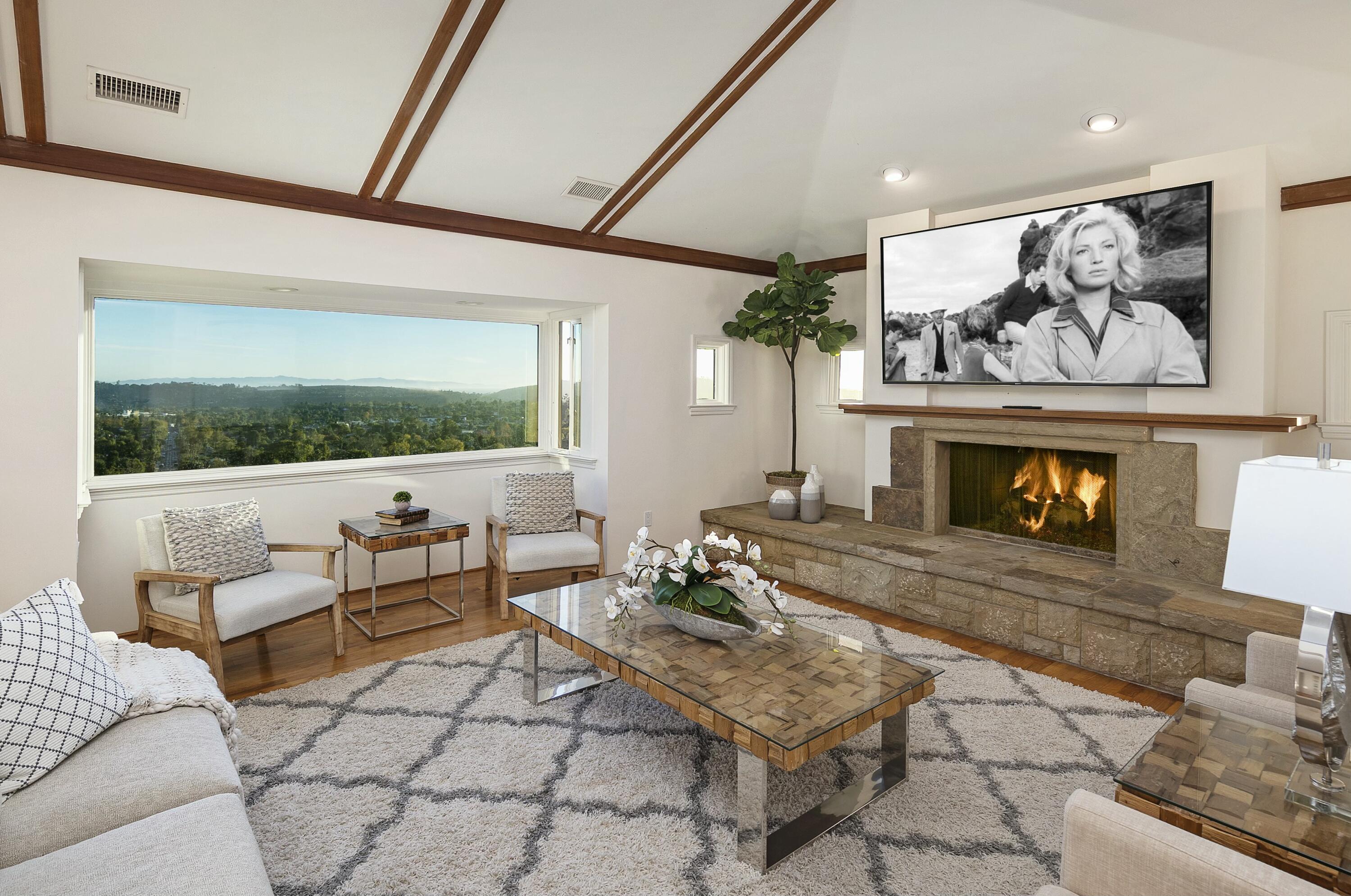 Santa Barbara, California 93105, United States, 4 Bedrooms Bedrooms, ,3 BathroomsBathrooms,Residential,Active,183045