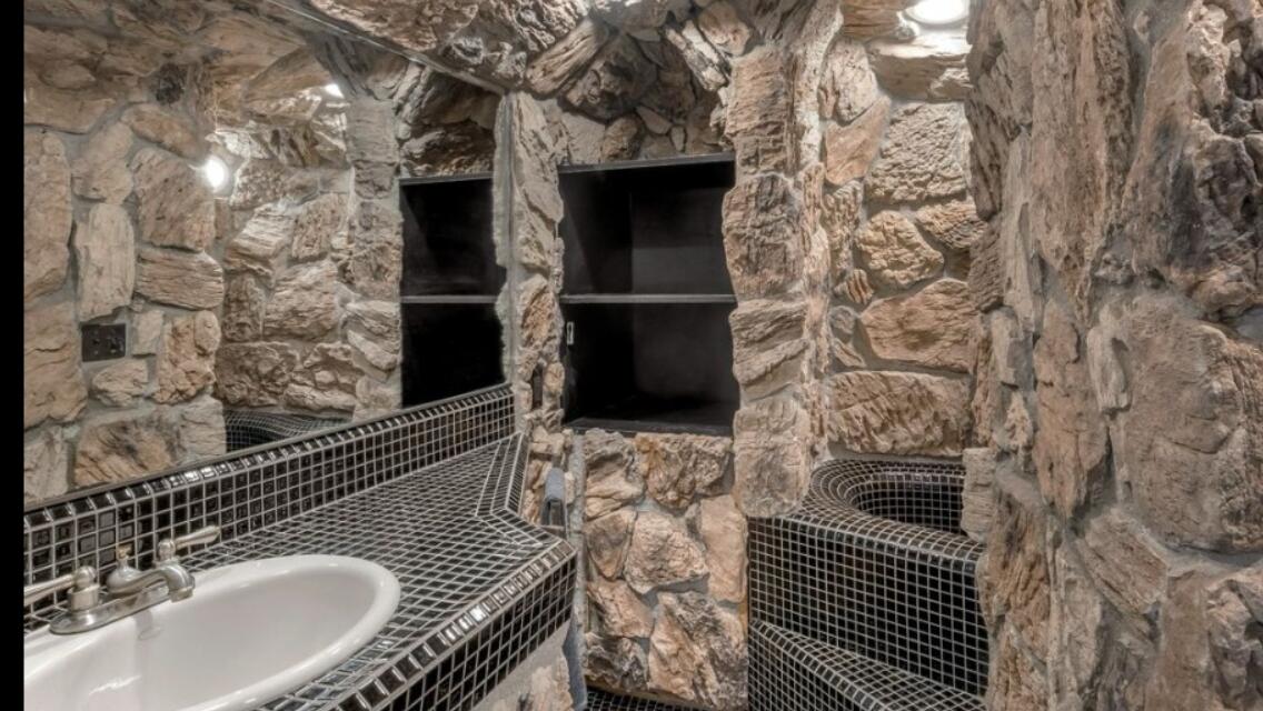 Santa Barbara, California 93105, United States, 6 Bedrooms Bedrooms, ,5 BathroomsBathrooms,Residential,Active,579