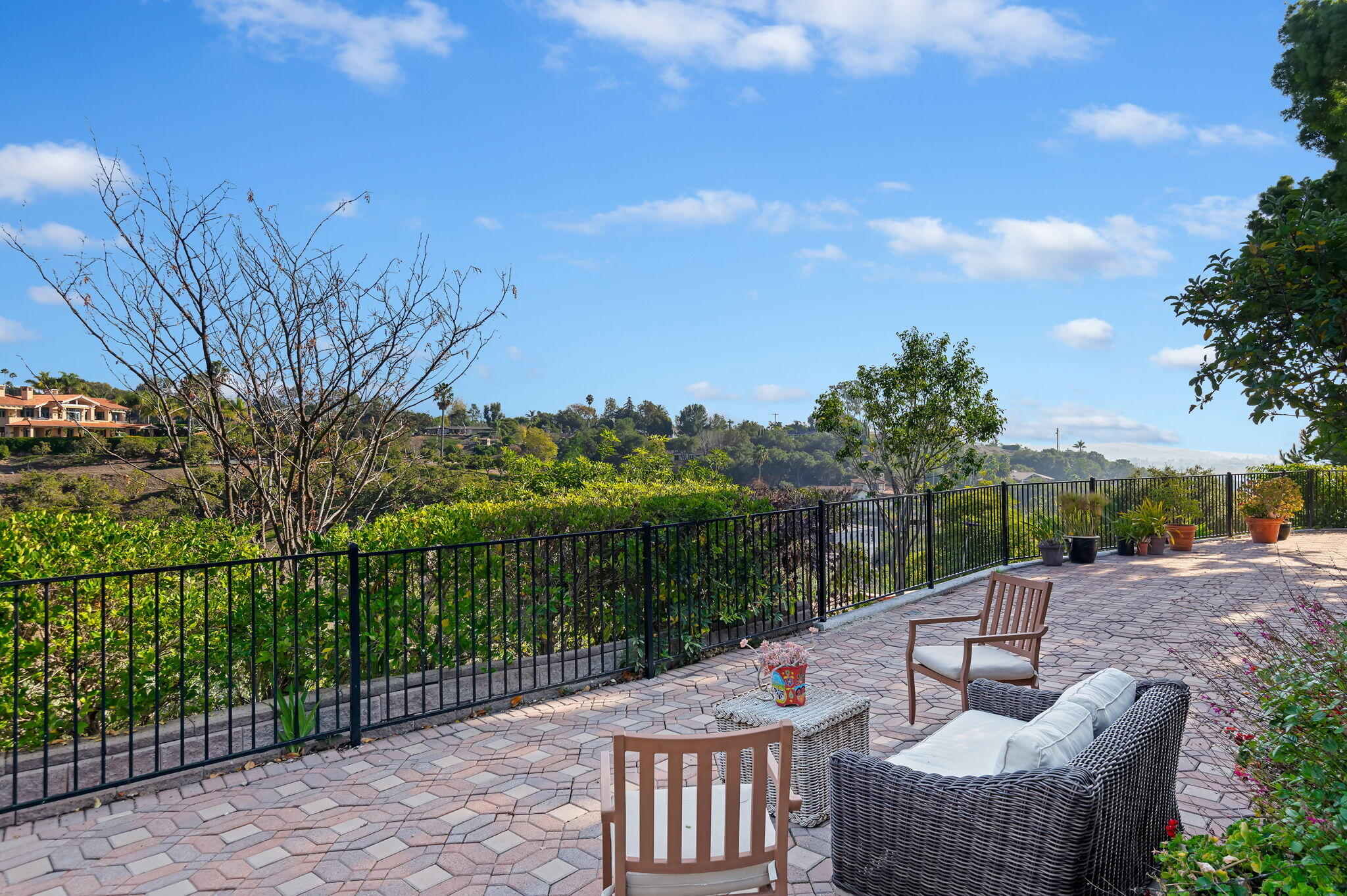 Santa Barbara, California 93105, United States, 4 Bedrooms Bedrooms, ,3 BathroomsBathrooms,Residential,Pending,22079