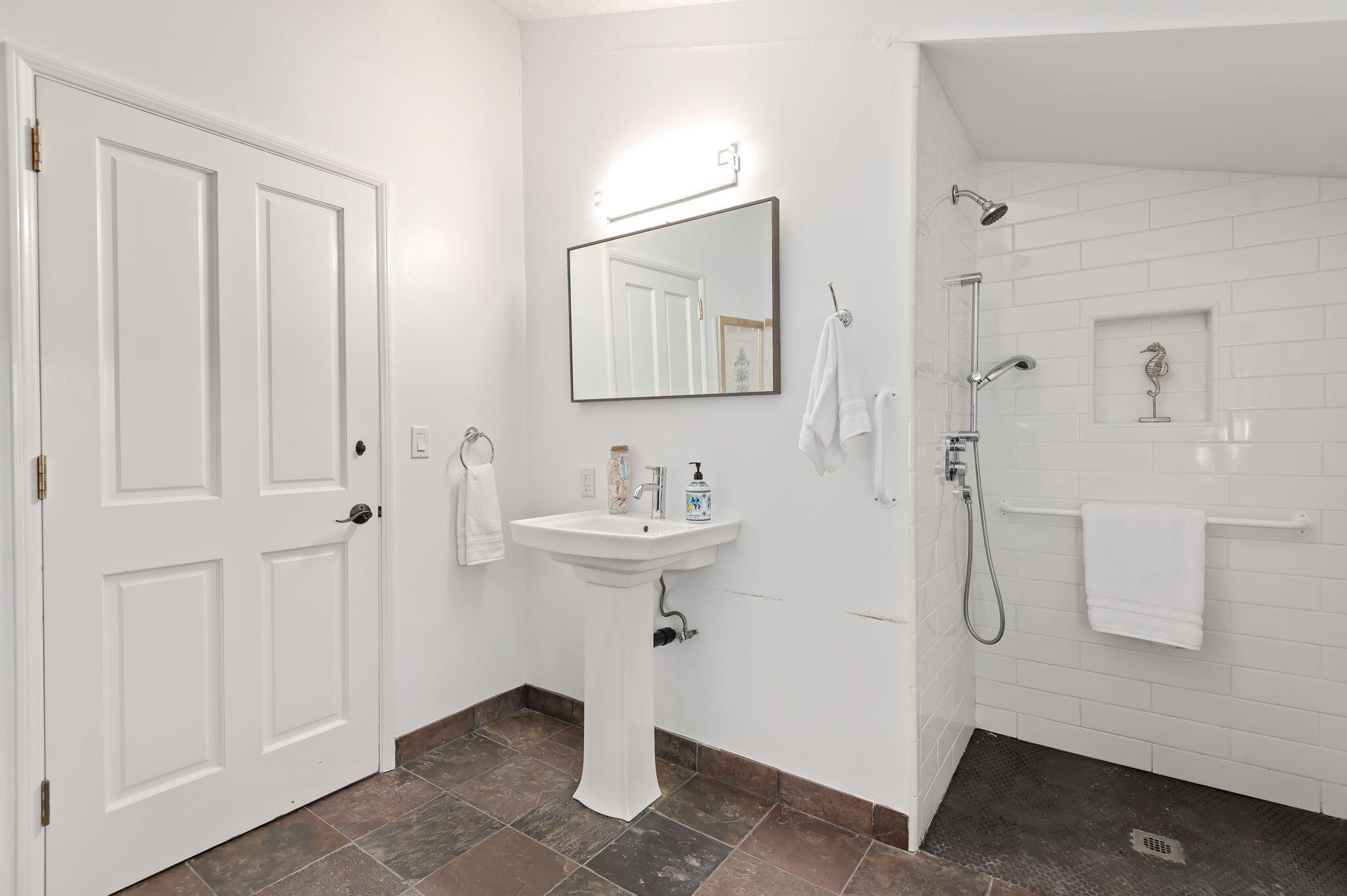 Santa Barbara, California 93105, United States, 4 Bedrooms Bedrooms, ,3 BathroomsBathrooms,Residential,Pending,22079