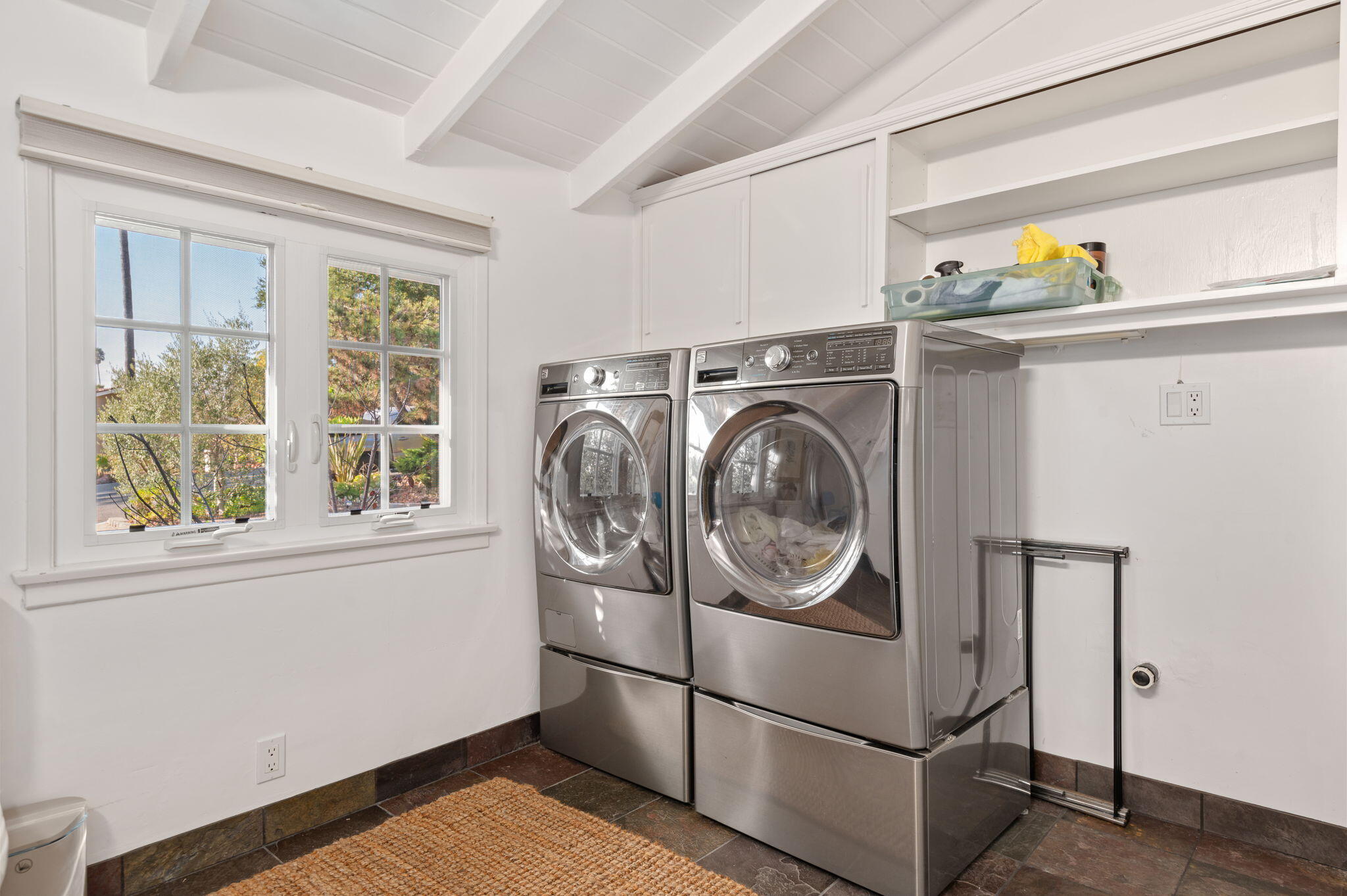 Santa Barbara, California 93105, United States, 4 Bedrooms Bedrooms, ,3 BathroomsBathrooms,Residential,Pending,22079