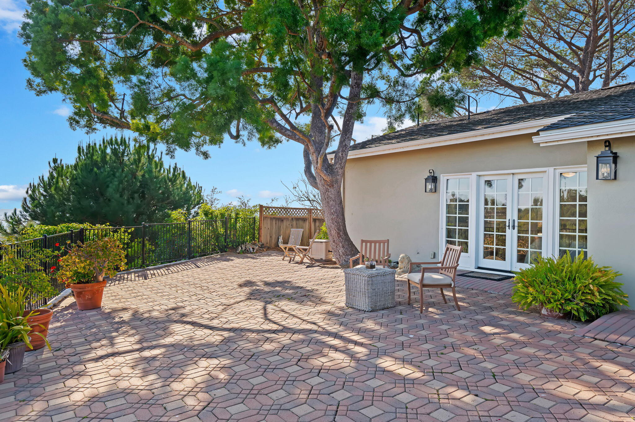 Santa Barbara, California 93105, United States, 4 Bedrooms Bedrooms, ,3 BathroomsBathrooms,Residential,Pending,22079