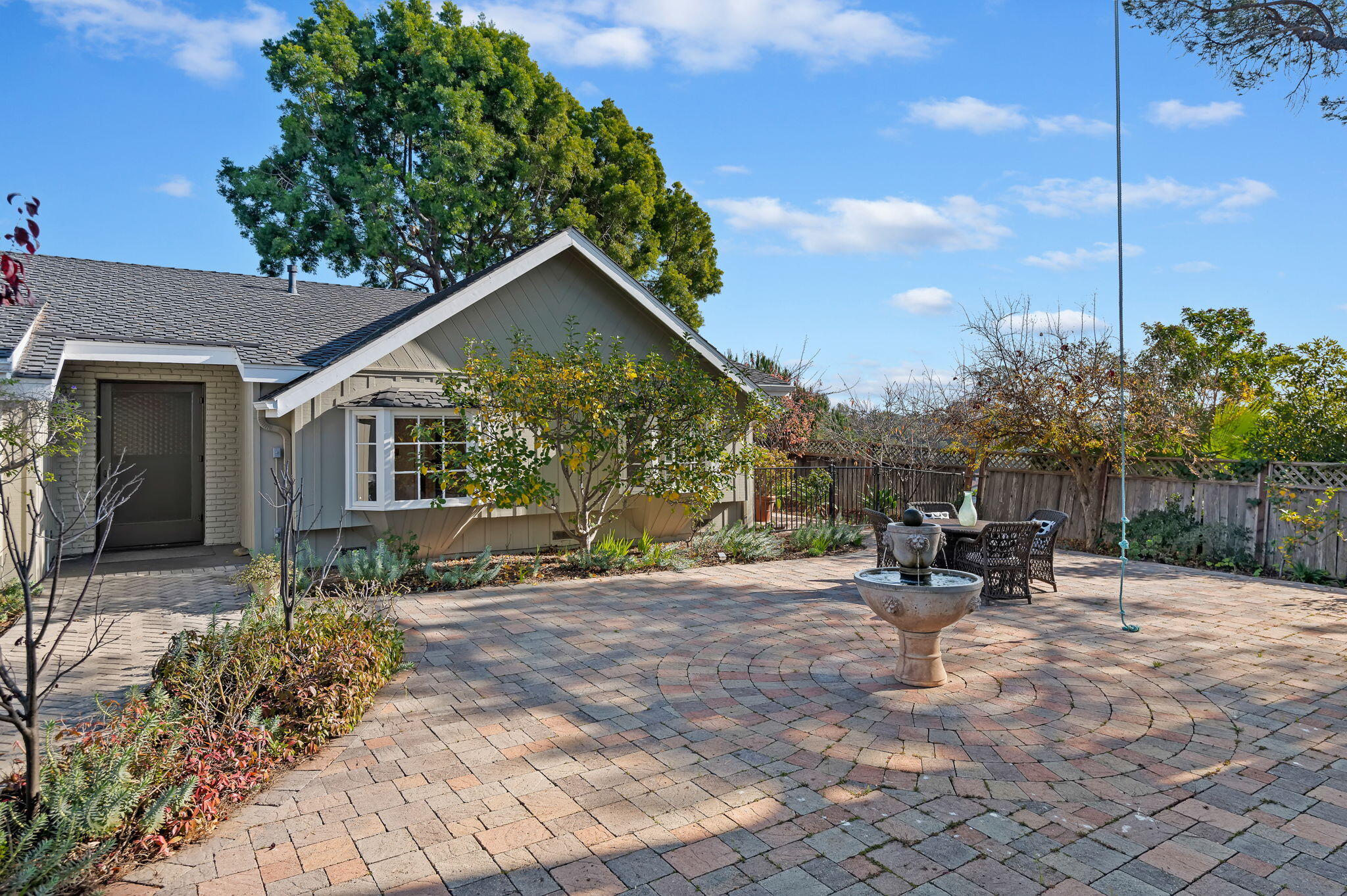 Santa Barbara, California 93105, United States, 4 Bedrooms Bedrooms, ,3 BathroomsBathrooms,Residential,Pending,22079