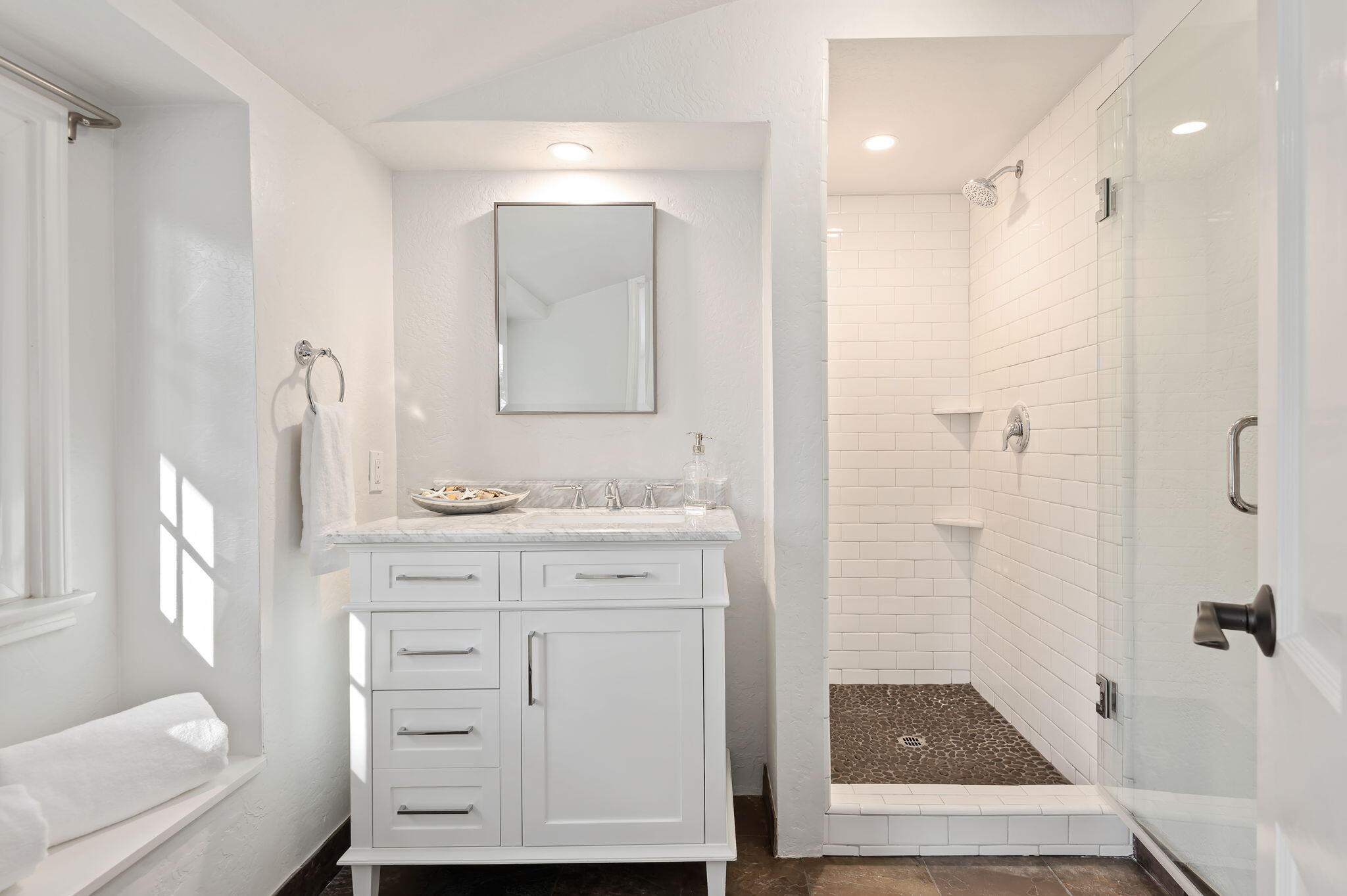 Santa Barbara, California 93105, United States, 4 Bedrooms Bedrooms, ,3 BathroomsBathrooms,Residential,Pending,22079