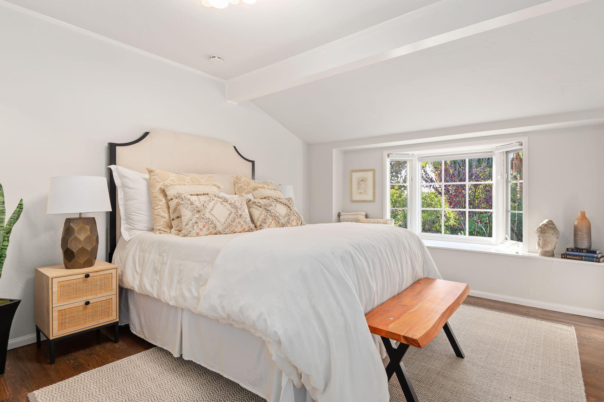 Santa Barbara, California 93105, United States, 4 Bedrooms Bedrooms, ,3 BathroomsBathrooms,Residential,Pending,22079