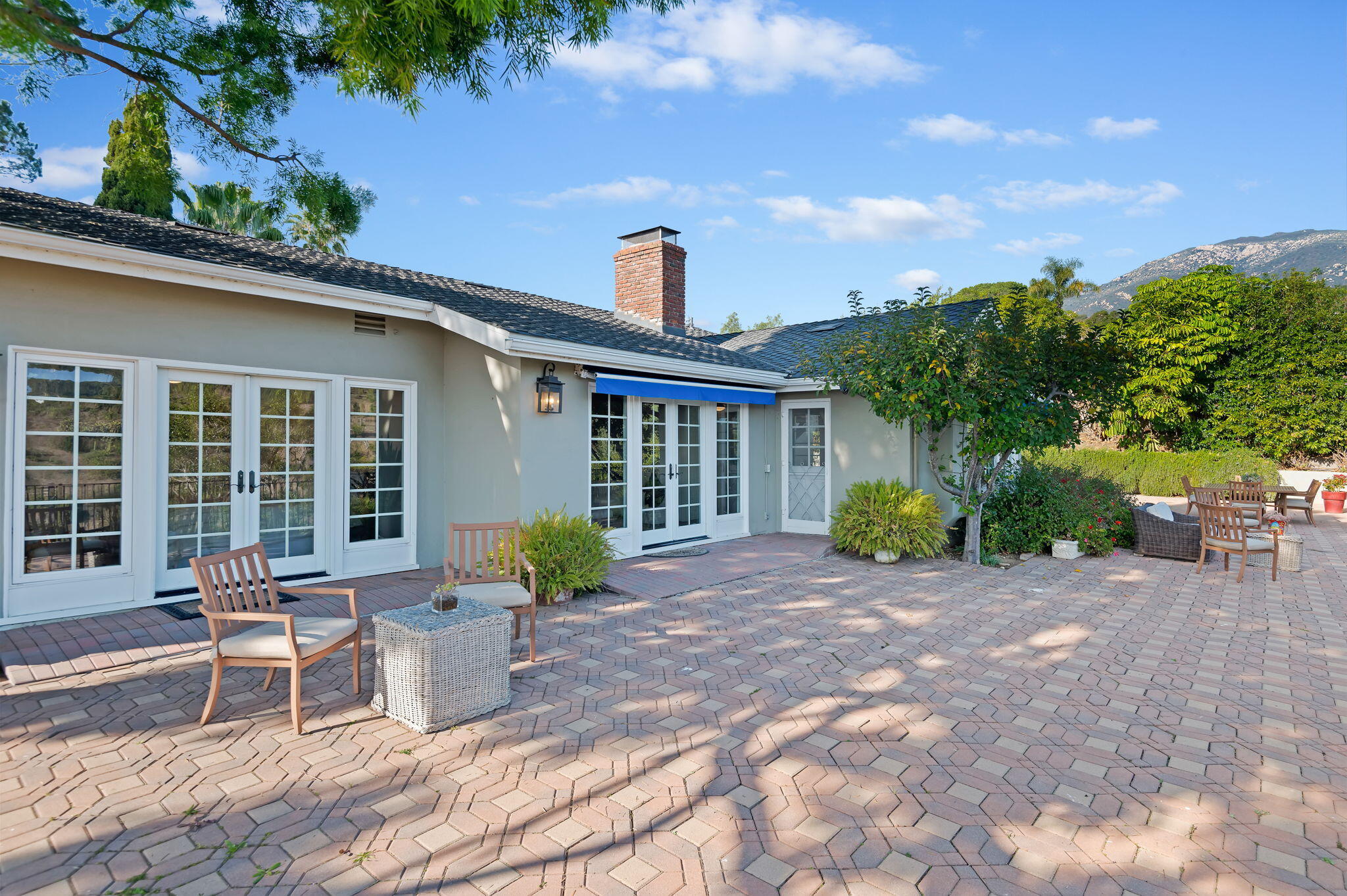 Santa Barbara, California 93105, United States, 4 Bedrooms Bedrooms, ,3 BathroomsBathrooms,Residential,Pending,22079