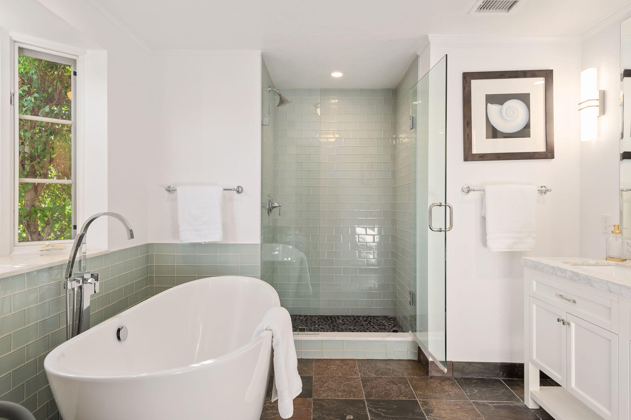 Santa Barbara, California 93105, United States, 4 Bedrooms Bedrooms, ,3 BathroomsBathrooms,Residential,Pending,22079