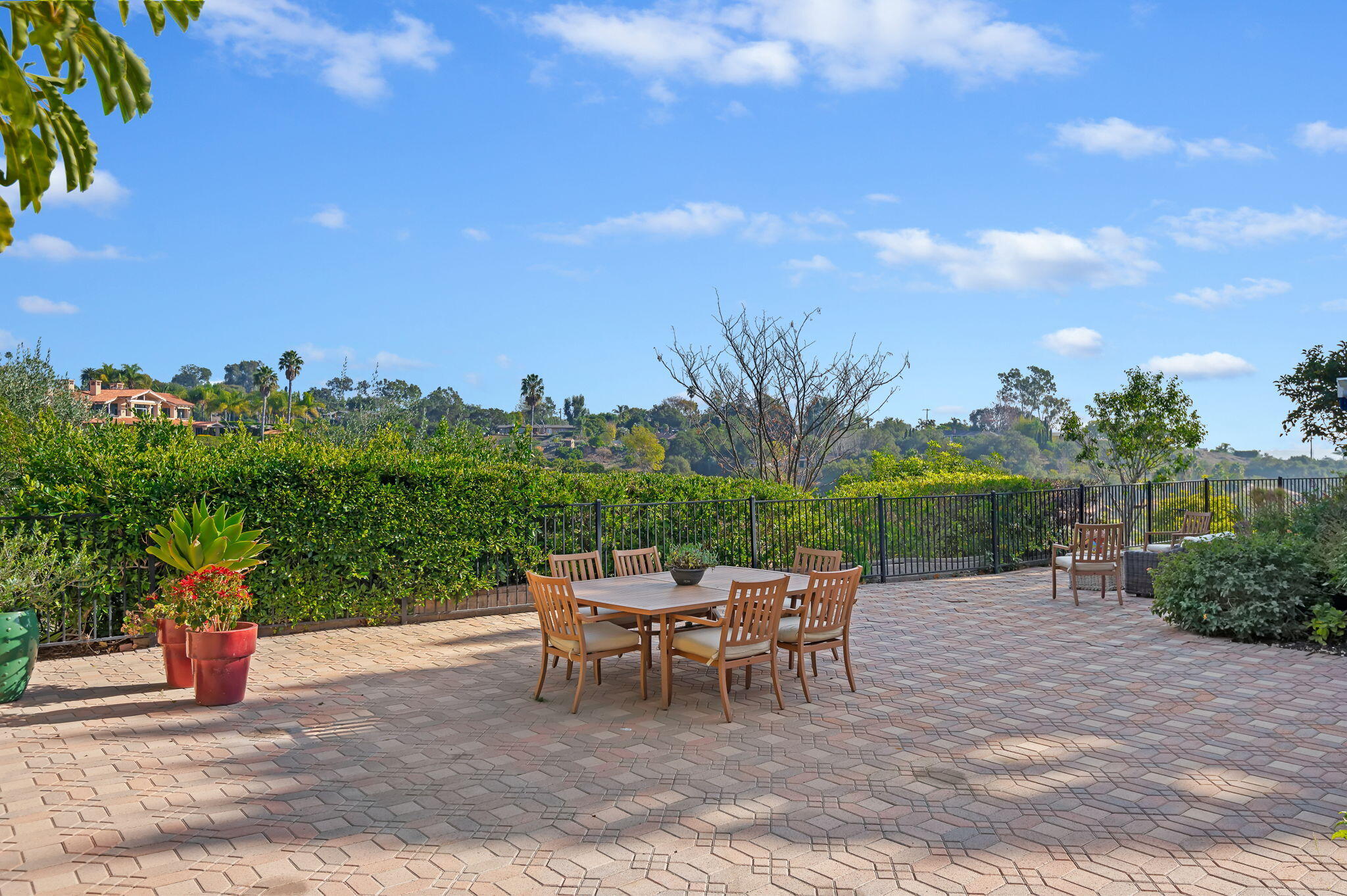 Santa Barbara, California 93105, United States, 4 Bedrooms Bedrooms, ,3 BathroomsBathrooms,Residential,Pending,22079