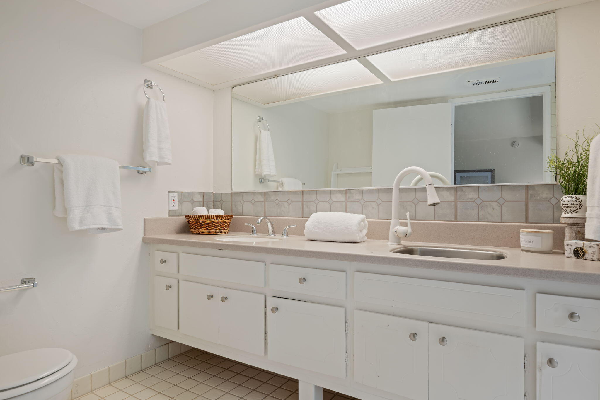 Santa Barbara, California 93111, United States, 5 Bedrooms Bedrooms, ,4 BathroomsBathrooms,Residential,Active,151628