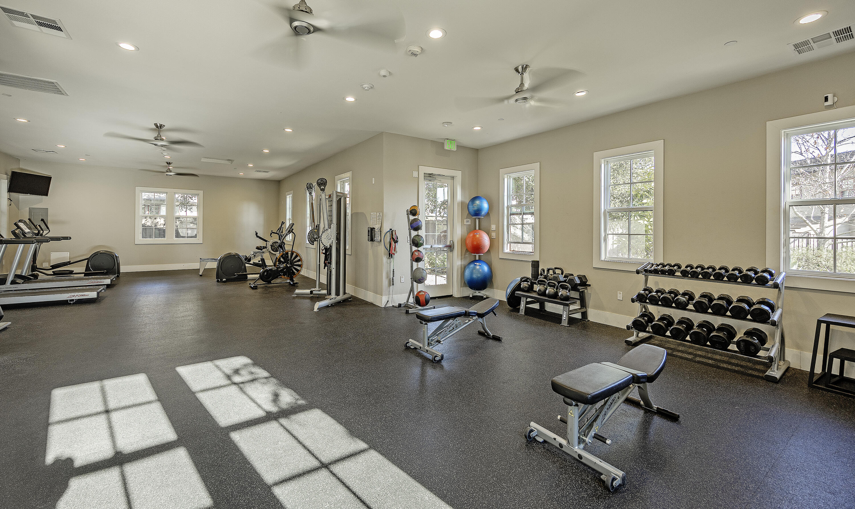 Santa Barbara, California 93111, United States, 3 Bedrooms Bedrooms, ,3 BathroomsBathrooms,Residential,Pending,220391