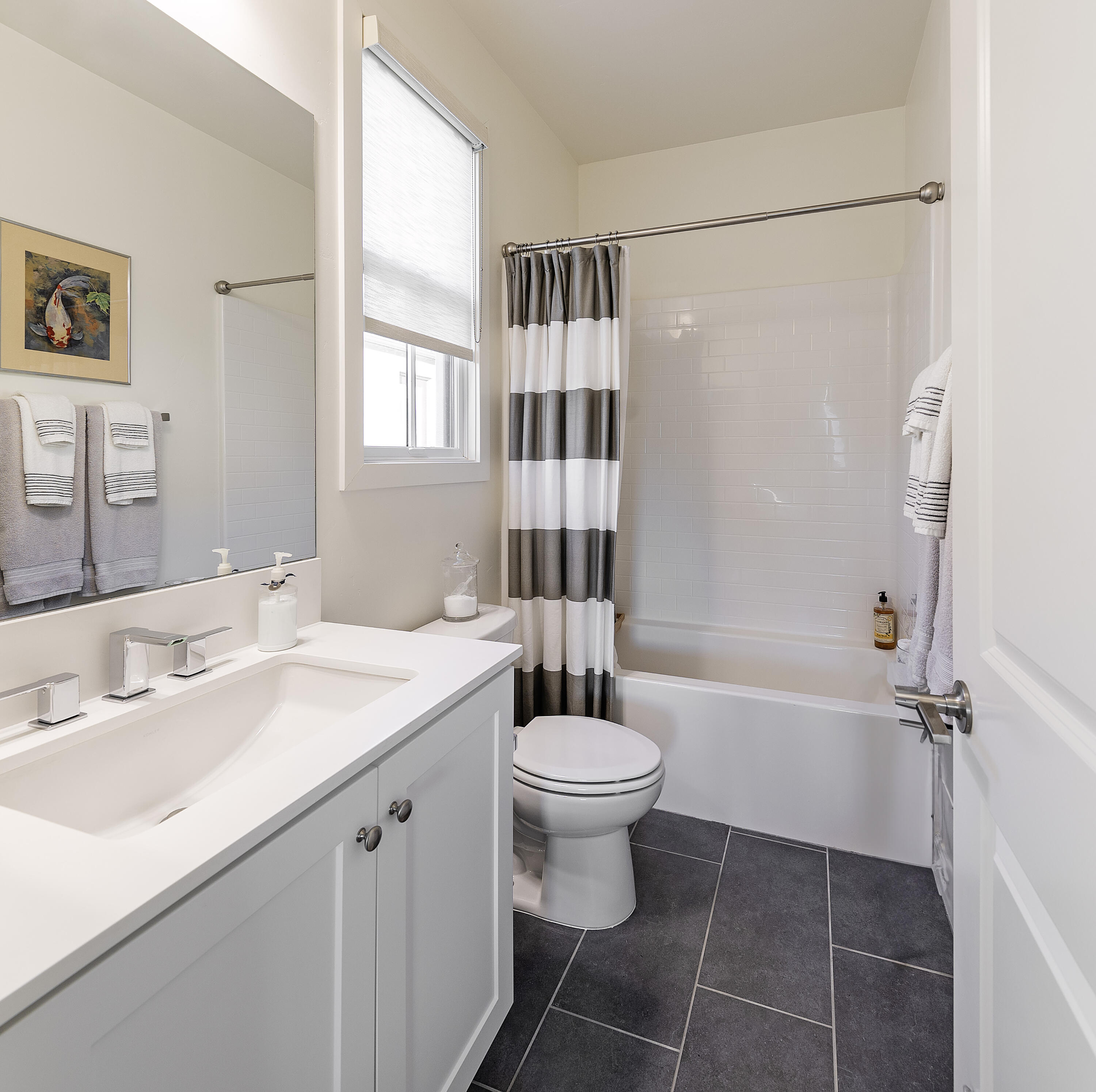 Santa Barbara, California 93111, United States, 3 Bedrooms Bedrooms, ,3 BathroomsBathrooms,Residential,Pending,220391