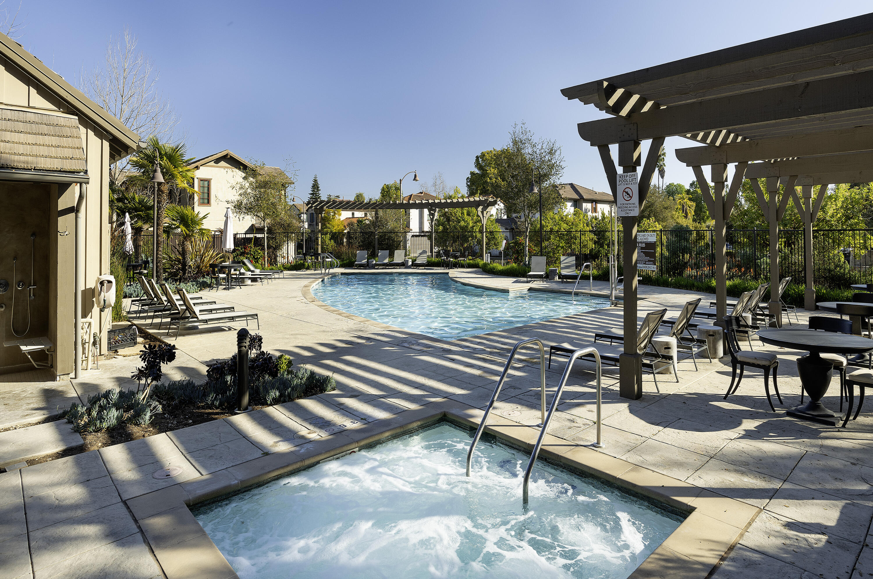 Santa Barbara, California 93111, United States, 3 Bedrooms Bedrooms, ,3 BathroomsBathrooms,Residential,Pending,220391