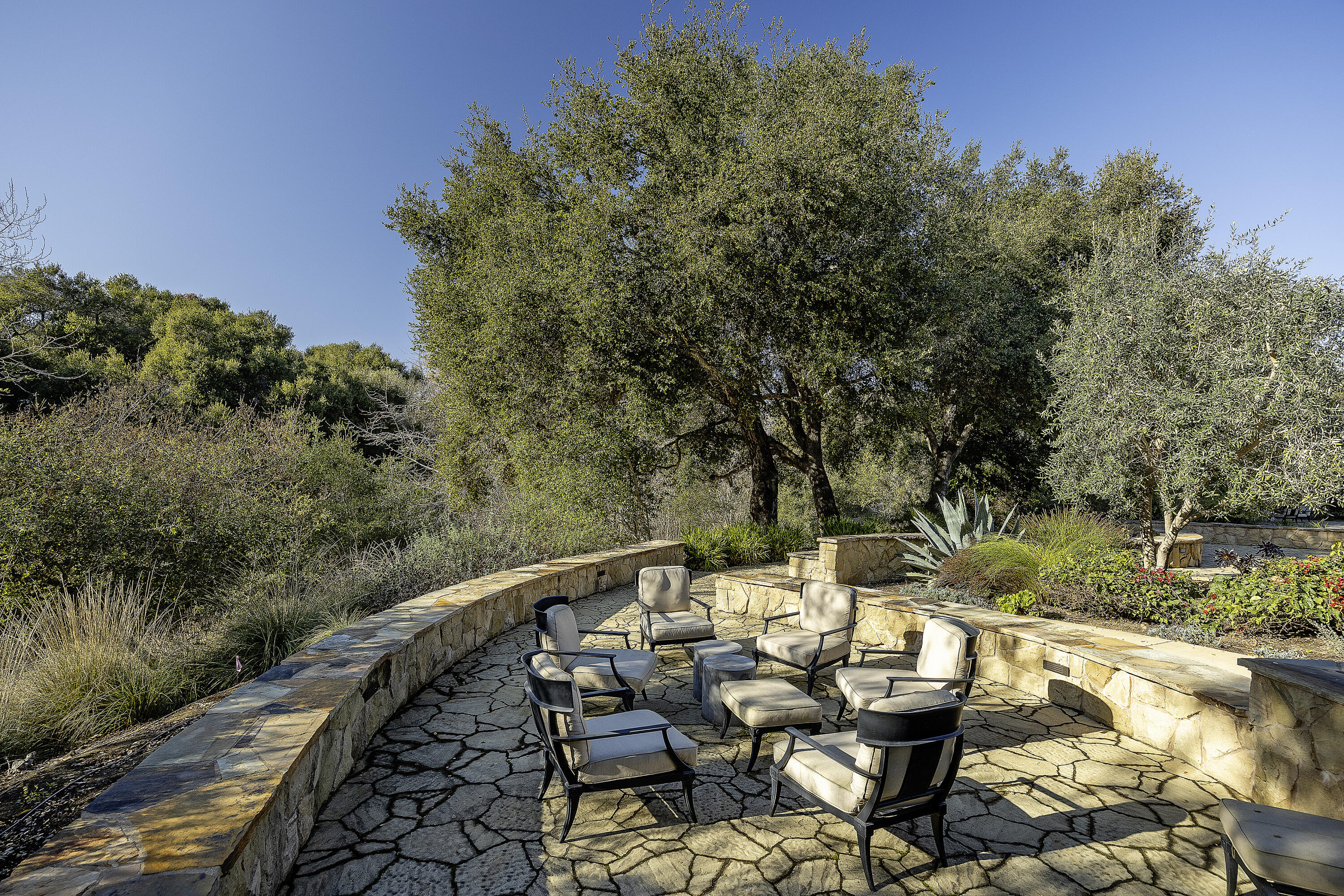 Santa Barbara, California 93111, United States, 3 Bedrooms Bedrooms, ,3 BathroomsBathrooms,Residential,Pending,220391