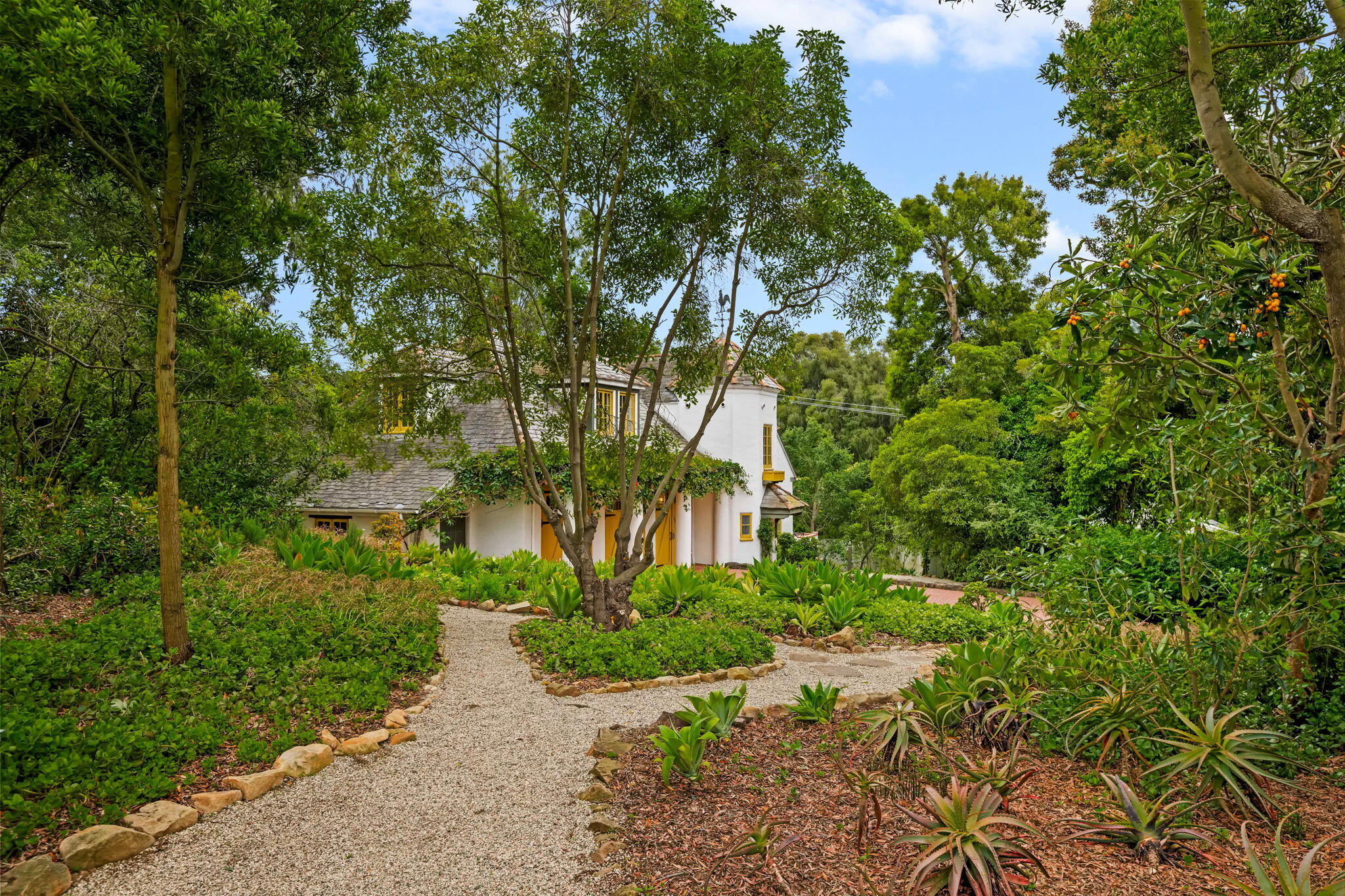 Santa Barbara, California 93103, United States, 3 Bedrooms Bedrooms, ,3 BathroomsBathrooms,Residential,Pending,123153