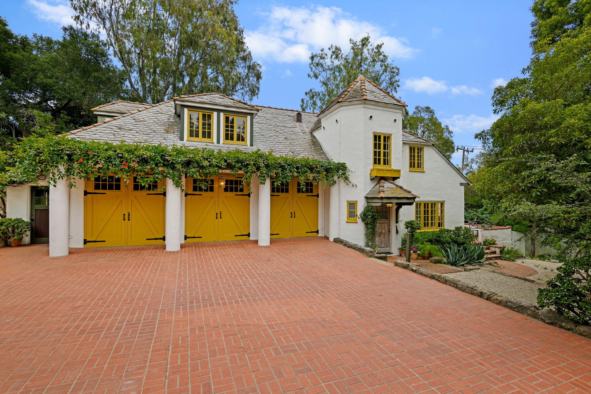 Santa Barbara, California 93103, United States, 3 Bedrooms Bedrooms, ,3 BathroomsBathrooms,Residential,Pending,123153